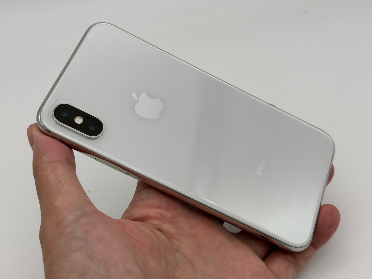 iPhone XS。見た目ではiPhone Xとほとんど変わらない