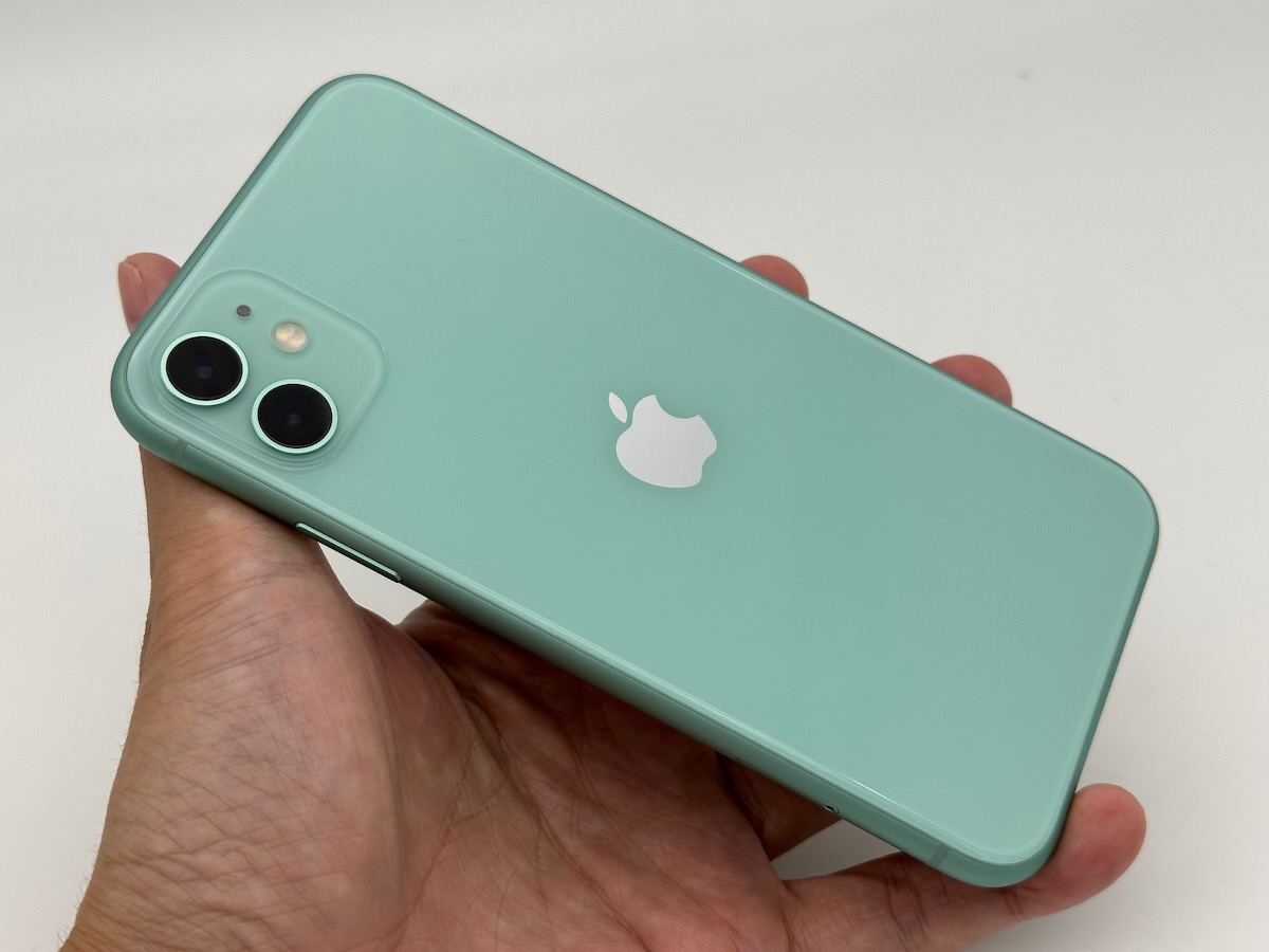 iPhone 11。カメラ部のデザインは最新モデルと同じものになっている