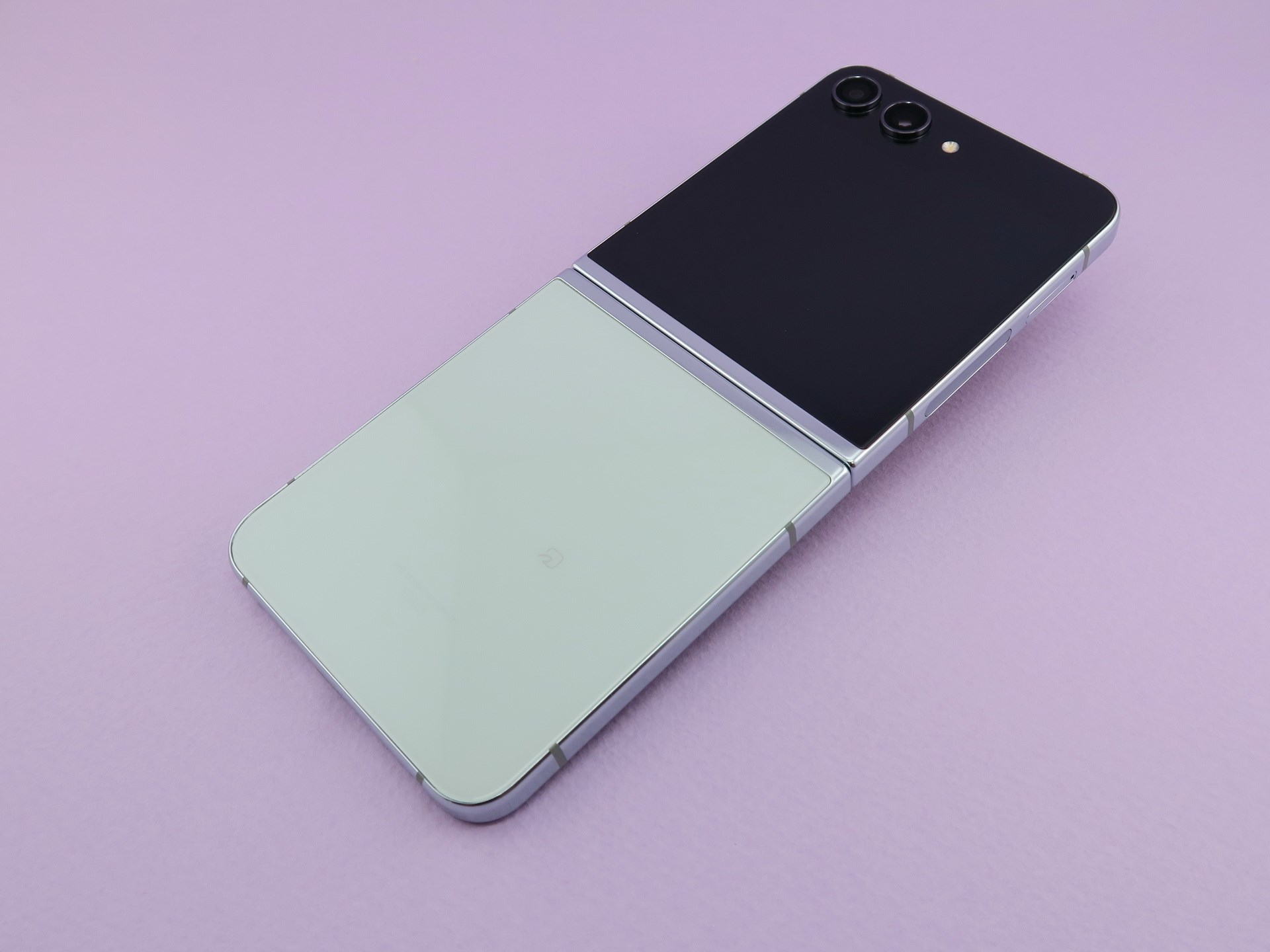 本体背面はサラッとした触り心地。従来モデルと違い、上筐体はディスプレイが占めているので、ボディカラーはほぼ下筐体のみ