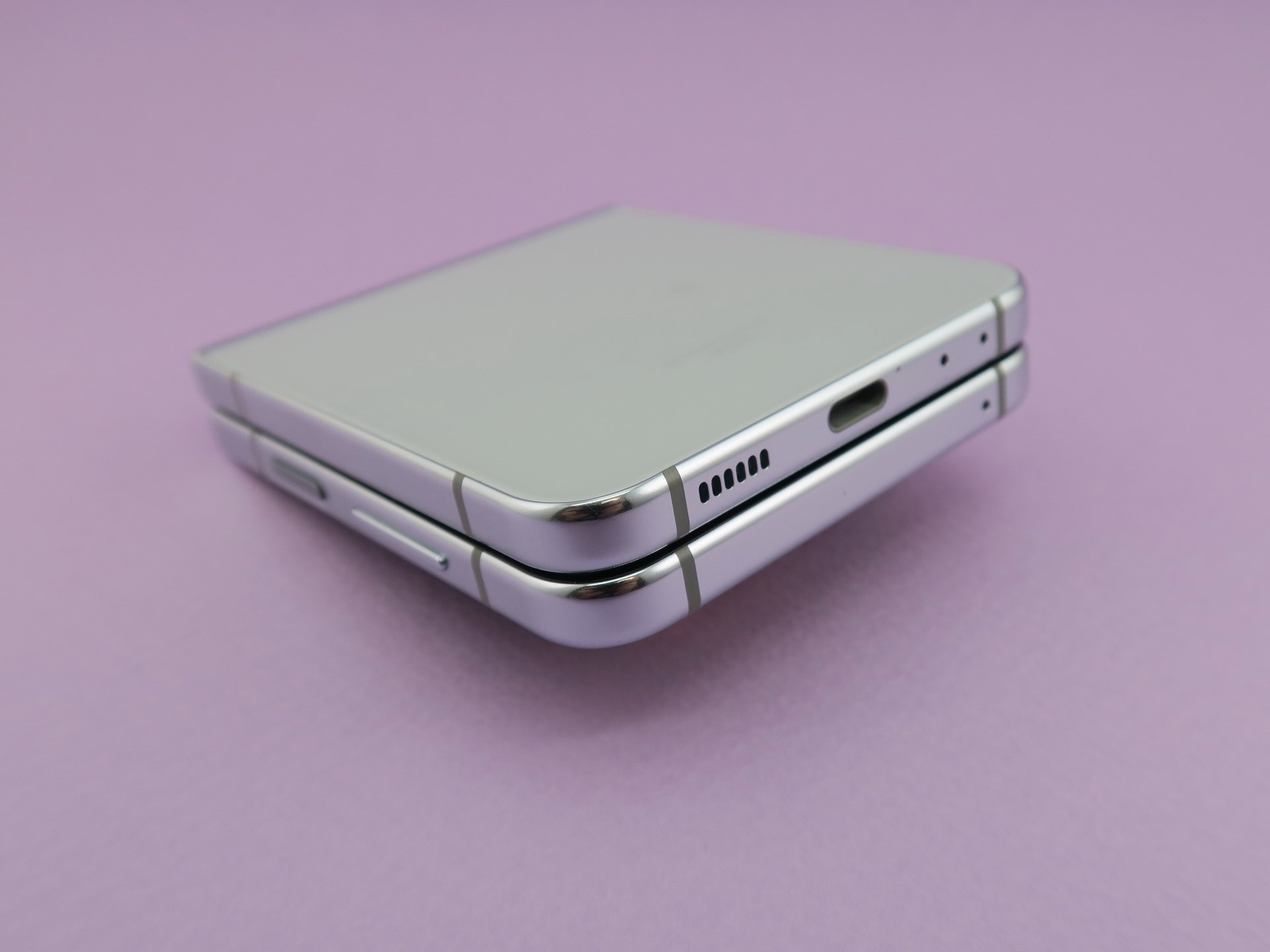 本体を閉じた状態の下部。下筐体側にはUSB Type-C外部接続端子を備える