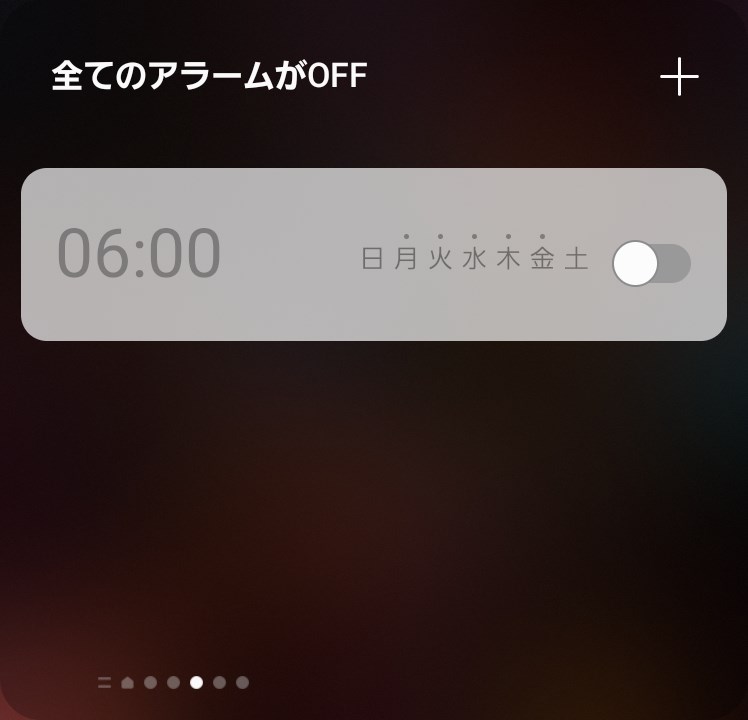 フレックスウィンドウのホーム画面から左にスワイプした3ページ目は、［アラーム］のウィジェットが表示される。右上の［＋］から新たにアラームも設定可能