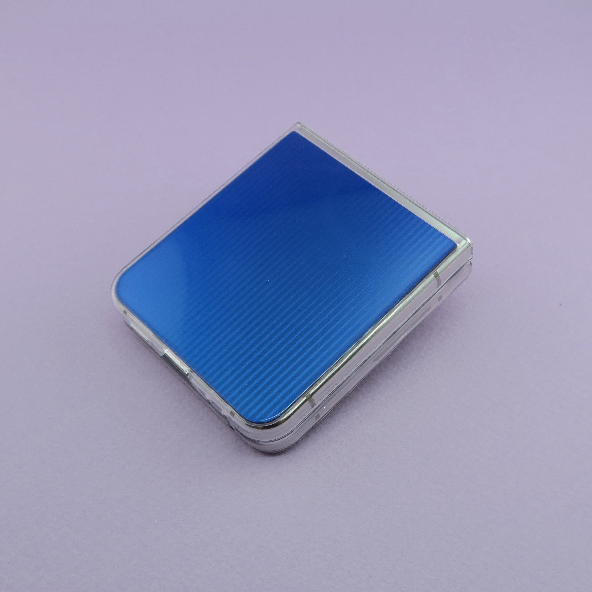 純正アクセサリーとして販売される「Flipsuit Case」を使い、付属の「インタラクティブカード」を内側にセットして、ケースを装着