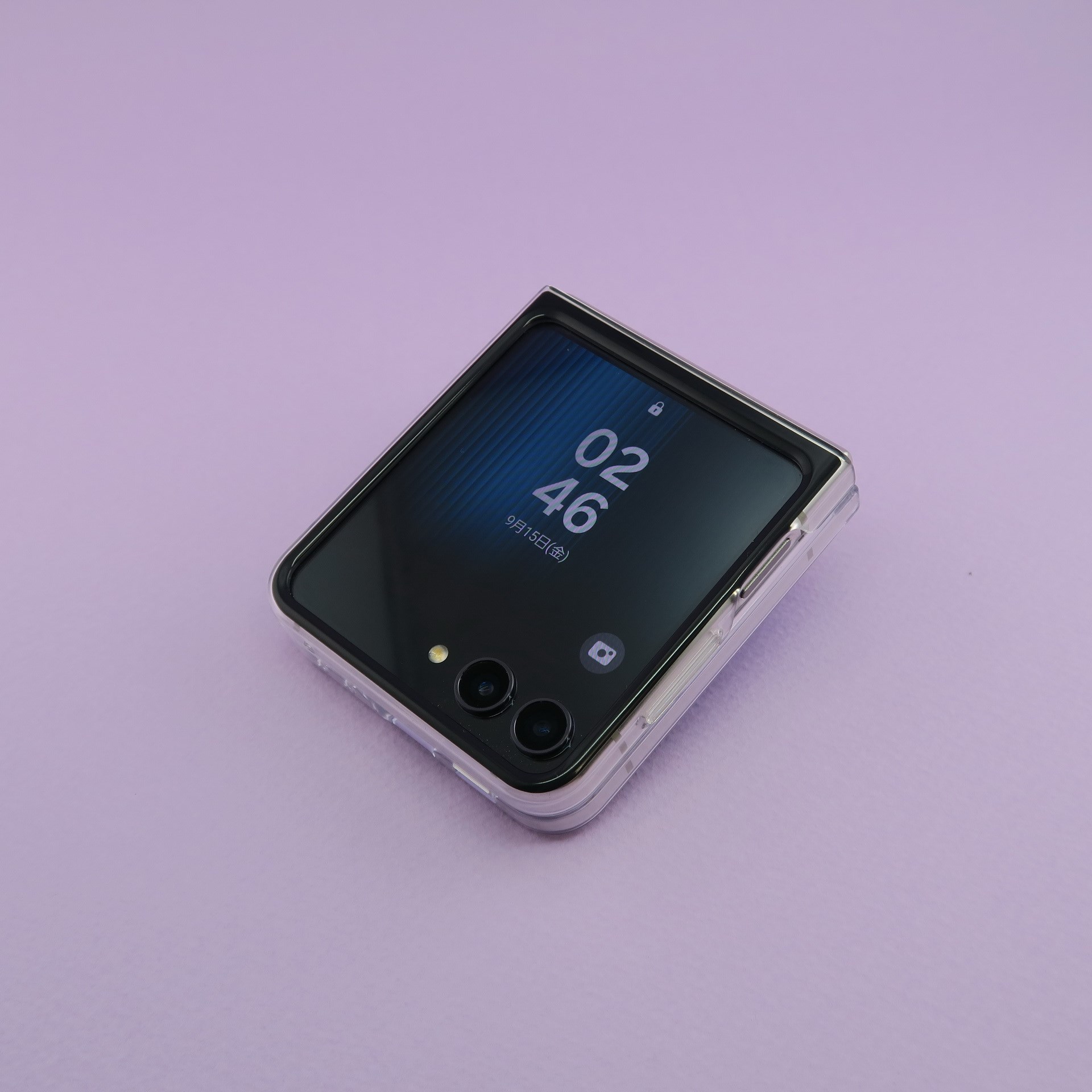 少しわかりにくいが、装着したインタラクティブカードのグラフィックに合わせた壁紙が設定される。このインタラクティブカードは壁紙がアニメーション表示された。追加カードはSamsungオンラインショップで1枚あたり1799円で販売されているが、もう少しお手頃な価格だとうれしい