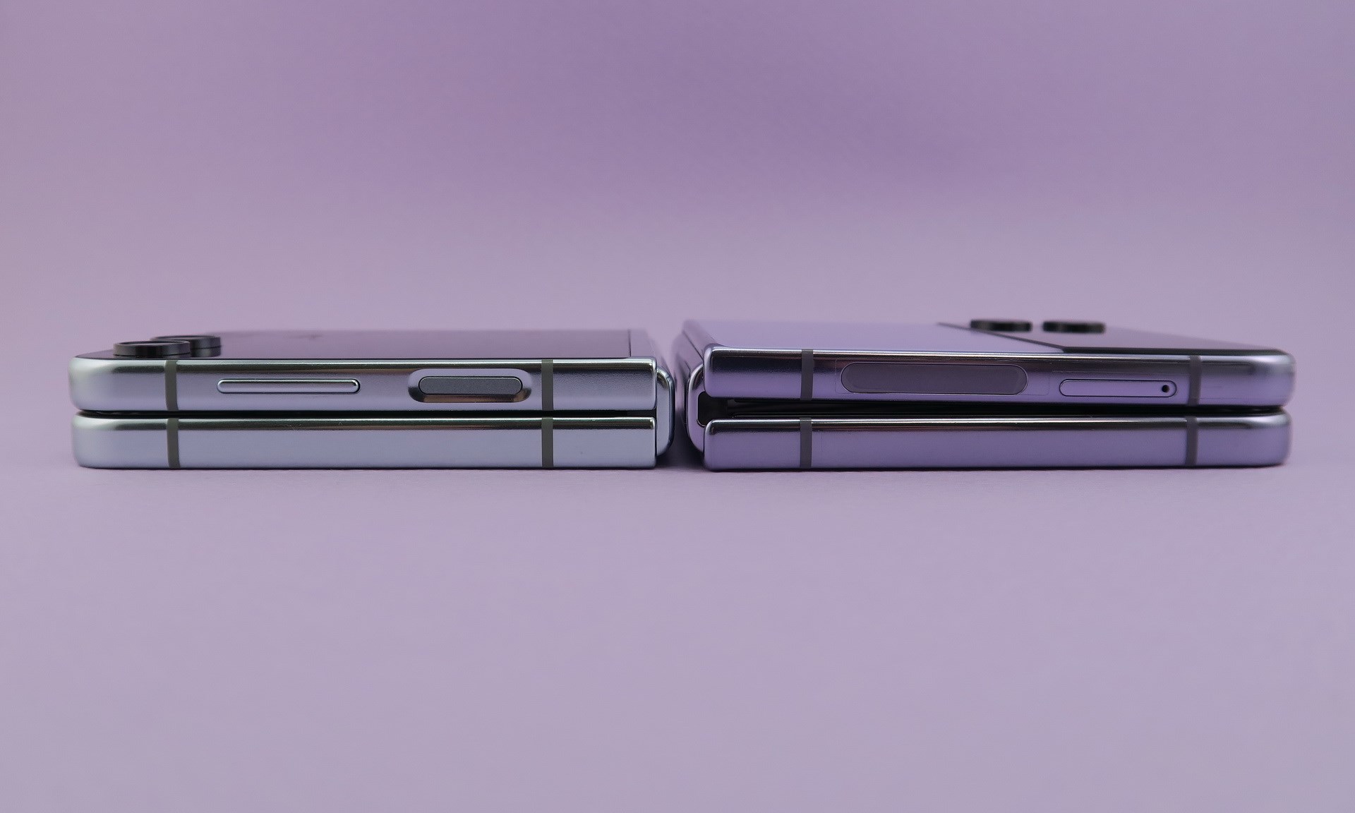 「Galaxy Z Flip5」（左）と「Galaxy Z Flip4」（右）を閉じたところ。上下筐体の合わせが大きく改善され、「Galaxy Z Flip5」はほぼ隙間が見えなくなった