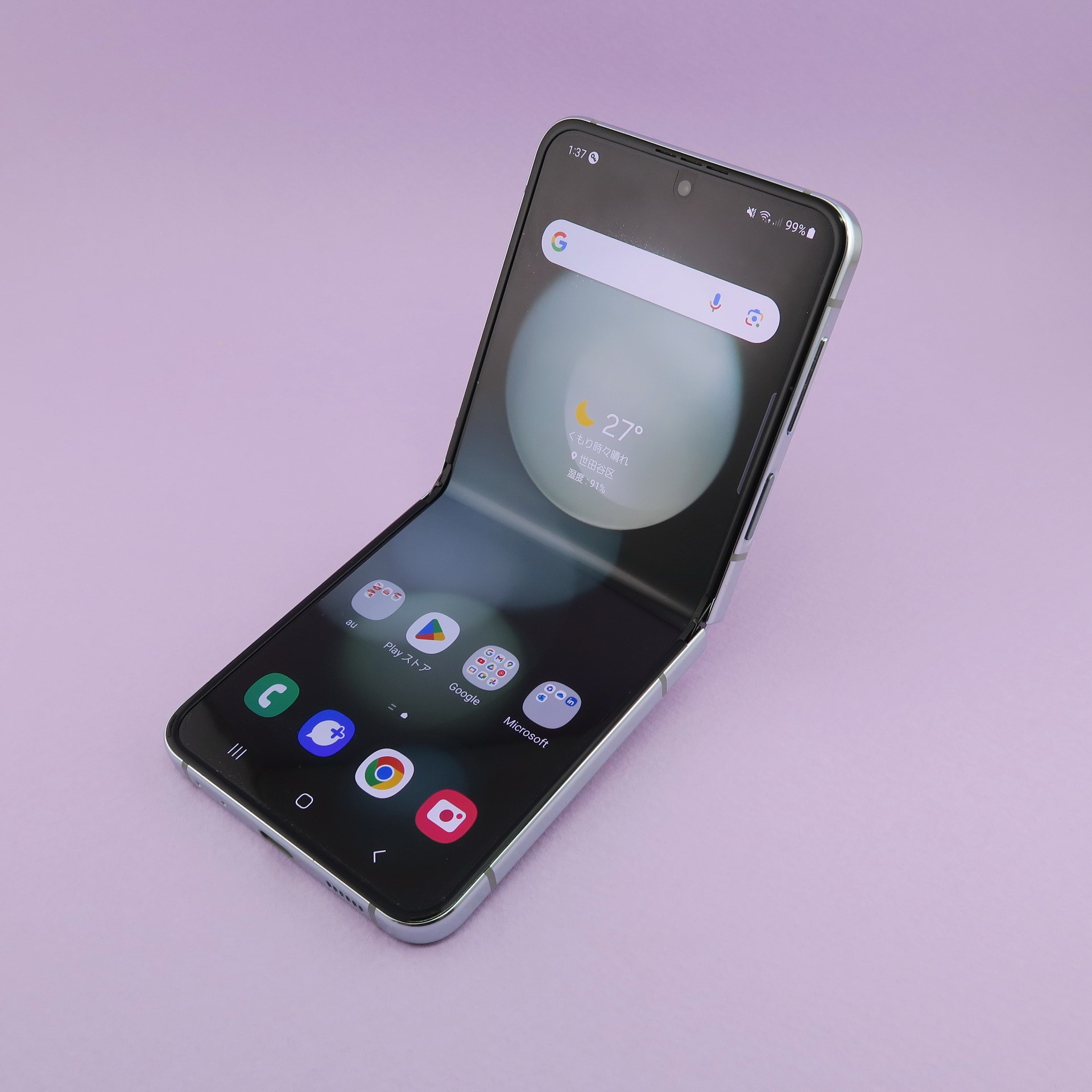 サムスン/NTTドコモ/au「Galaxy Z Flip5」、開いた状態：約165mm（高さ）×72mm（幅）×6.9mm（厚さ）、閉じた状態：約85mm（高さ）×72mm（幅）×15.1mm（厚さ）、約187g（重さ）、クリーム（写真、auのみ）、ラベンダー（NTTドコモのみ）、ミント、グラファイトをラインアップ