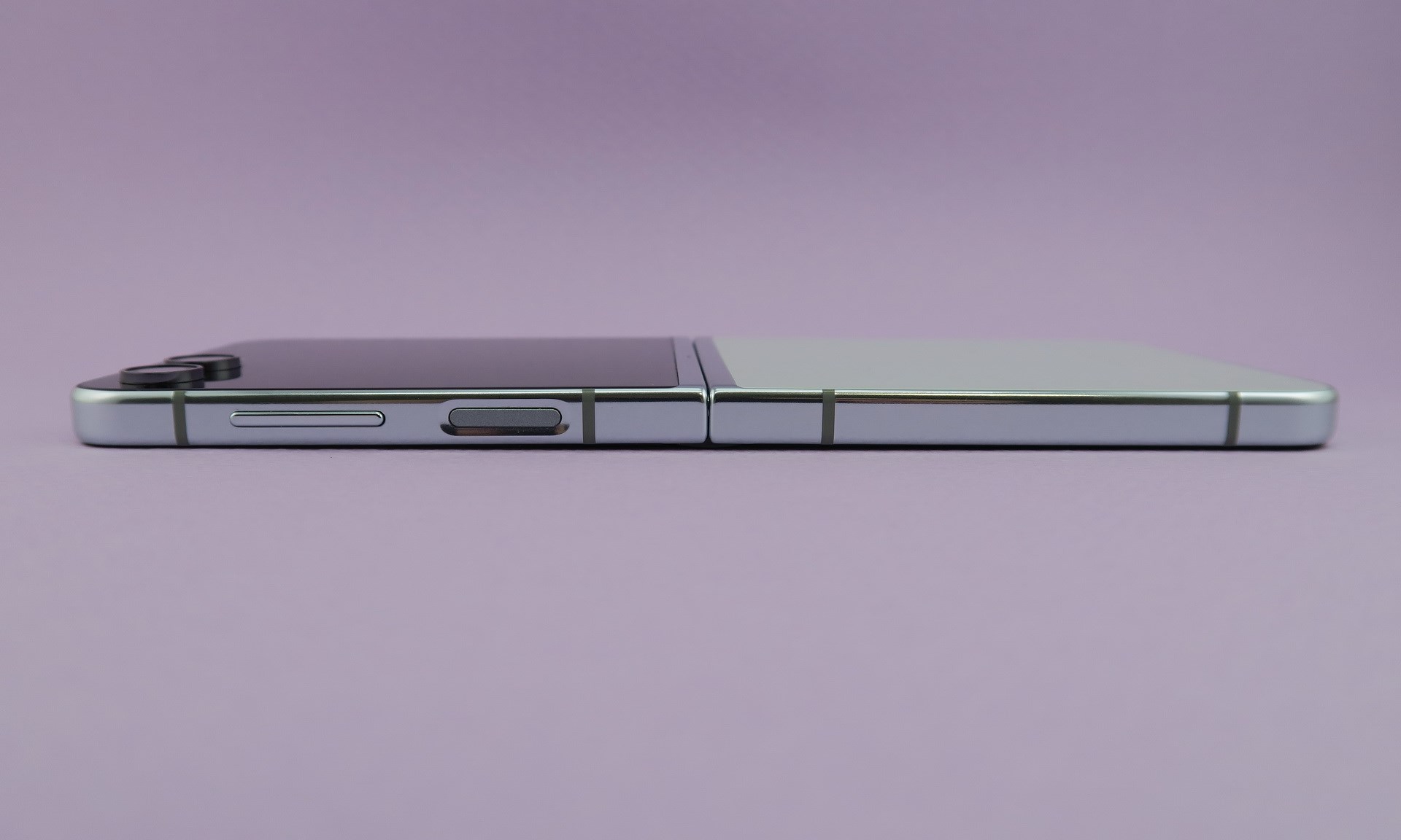 右側面はシーソー式の音量キー、指紋センサー内蔵電源ボタンを備える