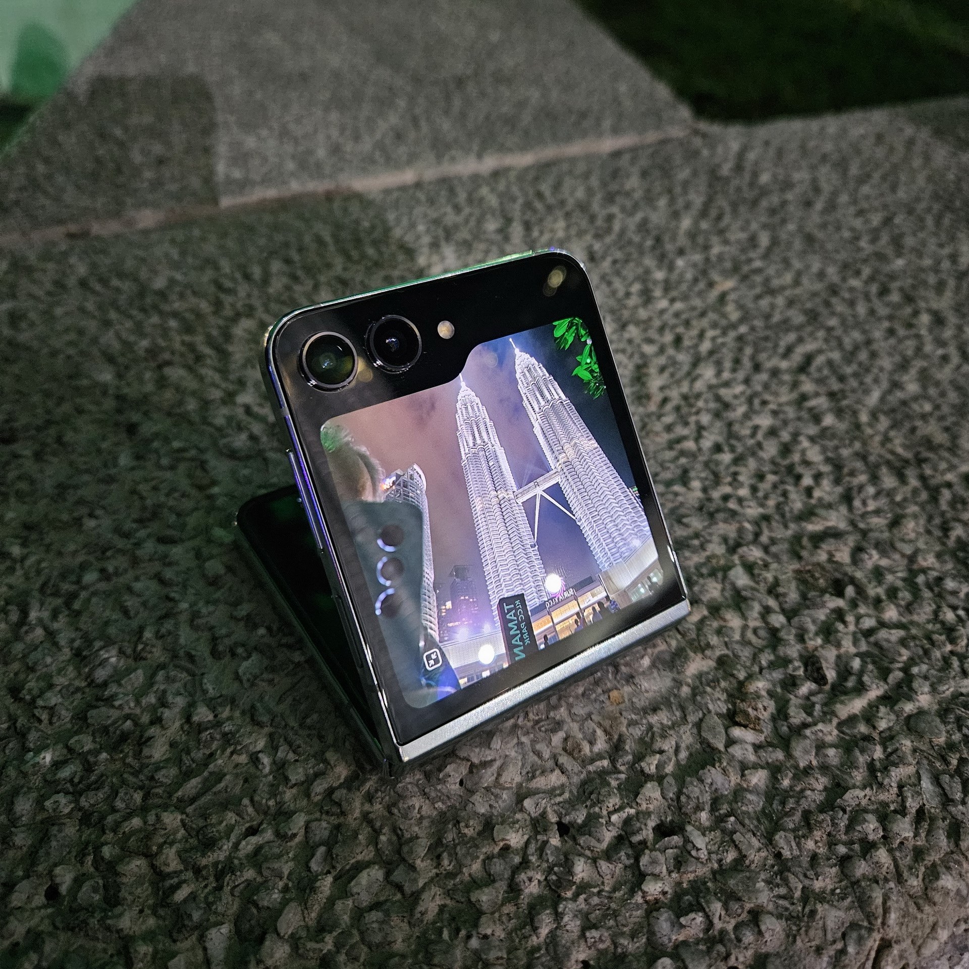 夜景をバックに自撮りをするときは、このようにフレックスモードでカメラを起動し、フレックスウィンドウ側にもファインダーを表示する。あとは手のひらシャッターでタイマー撮影をすれば、手ぶれも起きない