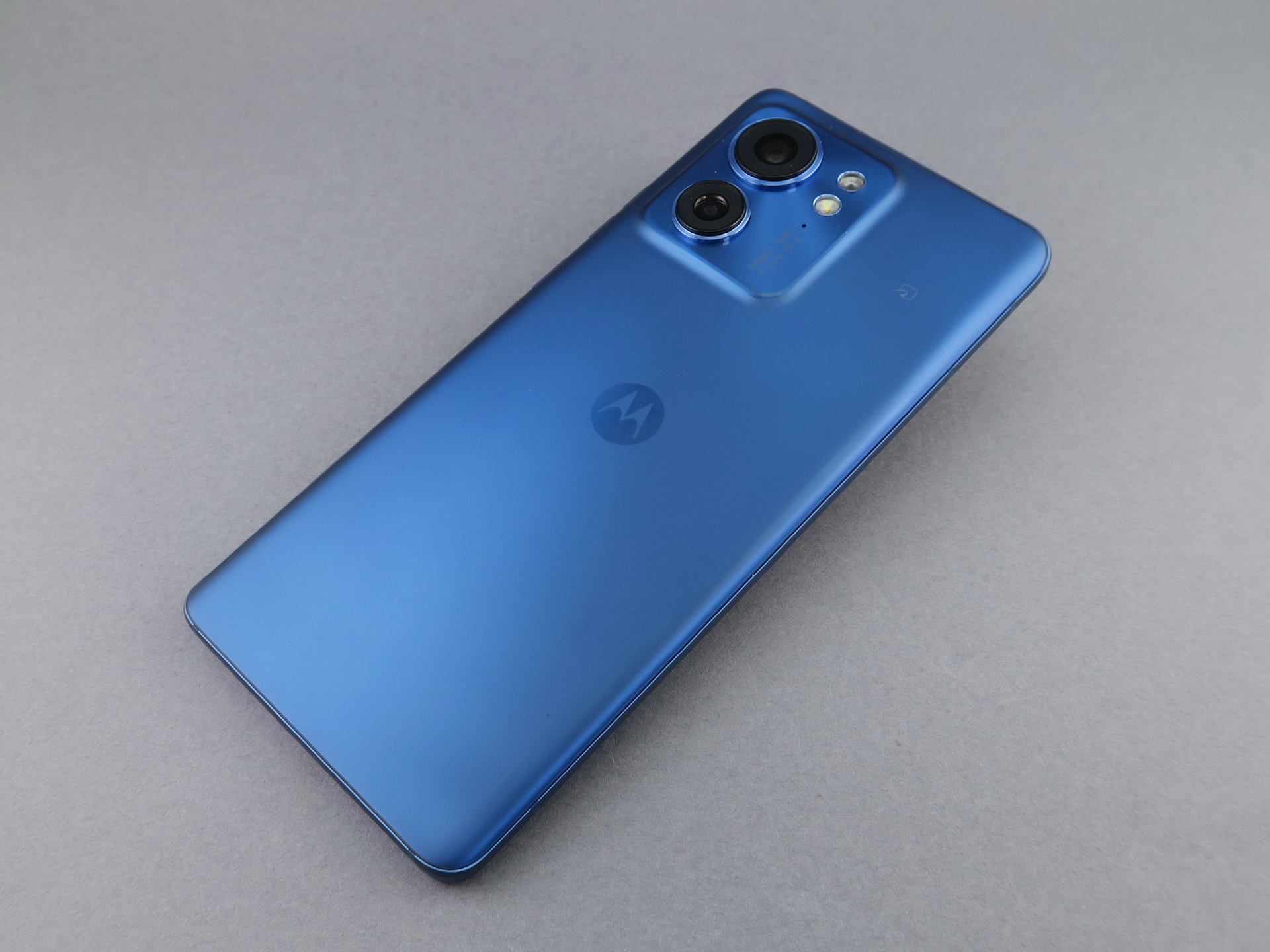 ルナブルーの背面は少し鮮やかな印象だが、マットな仕上げなので、手の跡や指紋は残りにくい