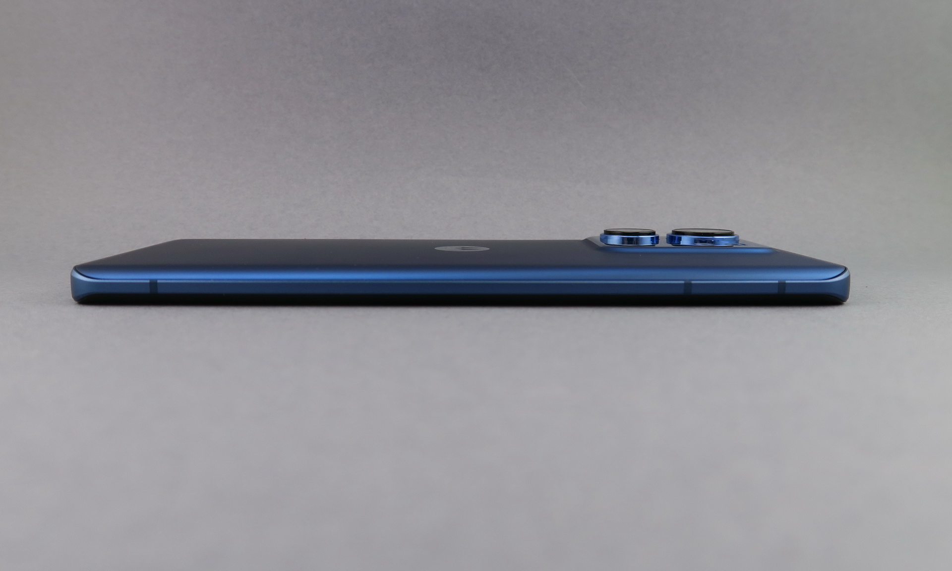 左側面にボタン類などは備えられていない