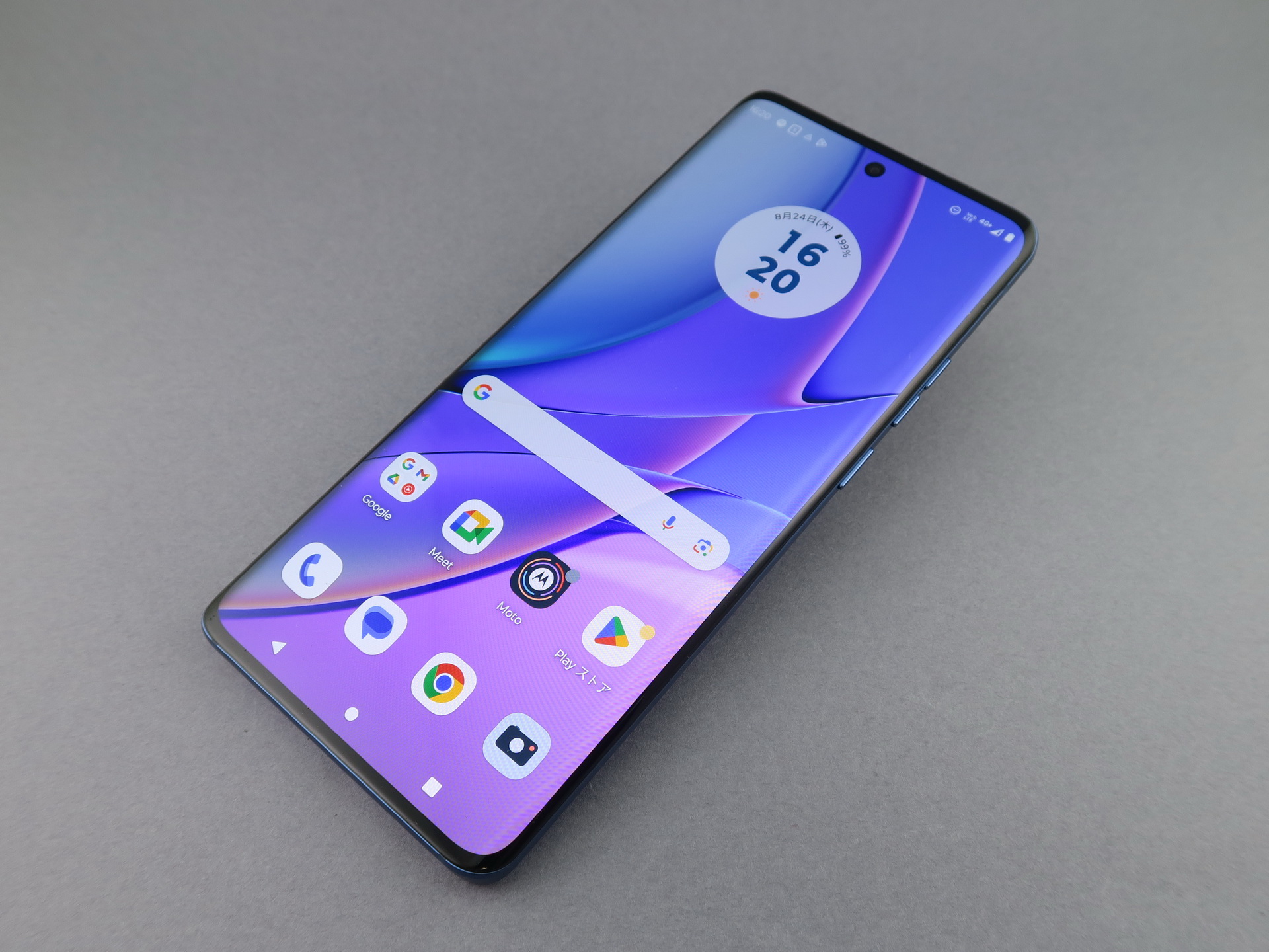 モトローラ「motorola edge 40」、約158.43mm（高さ）×71.99mm（幅）×7.58mm（厚さ）、約167g（重さ／イクリプスブラックは171g）、ルナブルー（写真）、イクリプスブラックをラインアップ