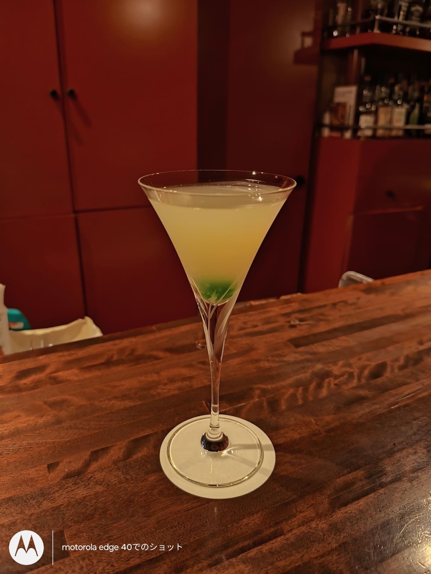 薄暗いバーで撮影。ピクセルビニングにより、多くの光を取り込み、明るく撮影できている