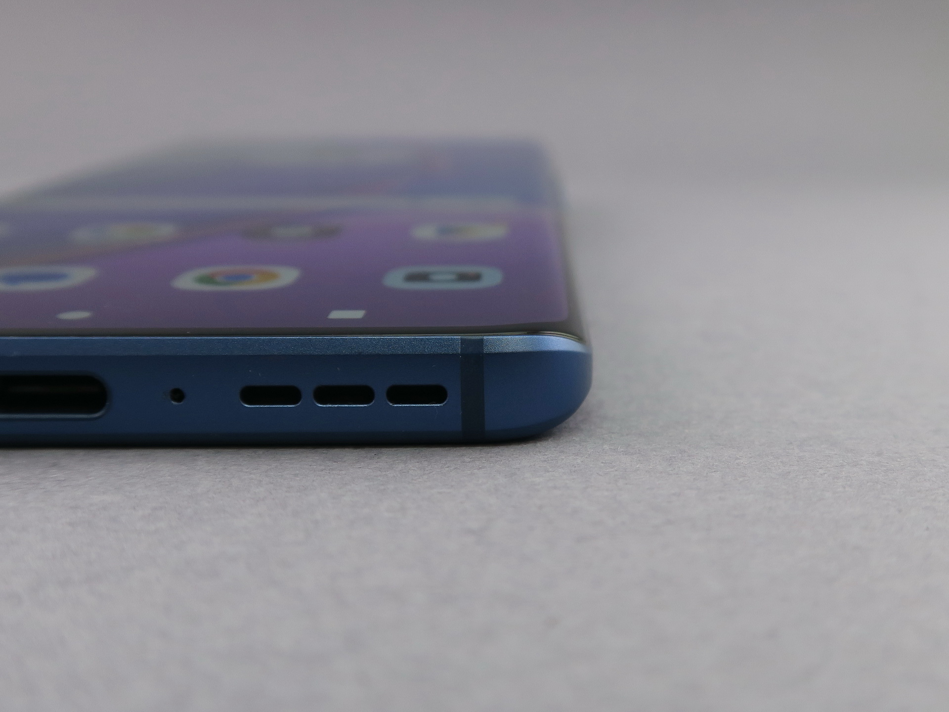 ディスプレイ側の左右両端は湾曲したエッジデザインを採用