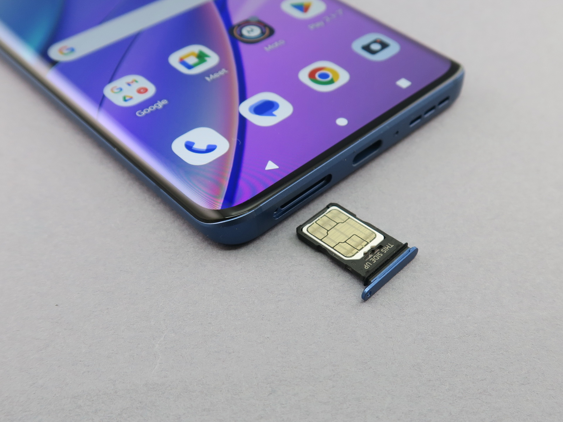 本体下部にピンで取り出すタイプのSIMカードトレイを装備。SIMカードトレイの表裏がわからなくならないように、「THIS SIDE UP」と表記されている