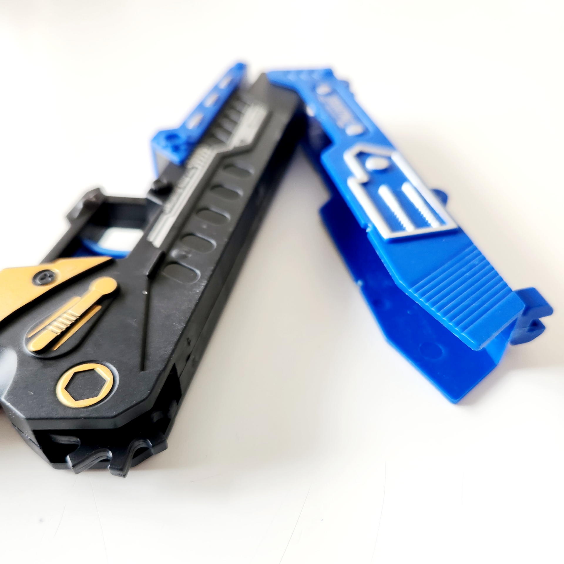 水鉄砲のようにも見える輪ゴムピストルはなかなかカラフルでメカニカルだ。付属の専用輪ゴムは直径3cm程度で軸もかなり太い