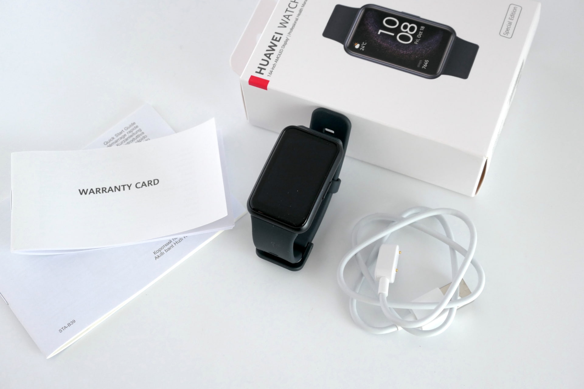 HUAWEI WATCH FIT Special Editionの内容物