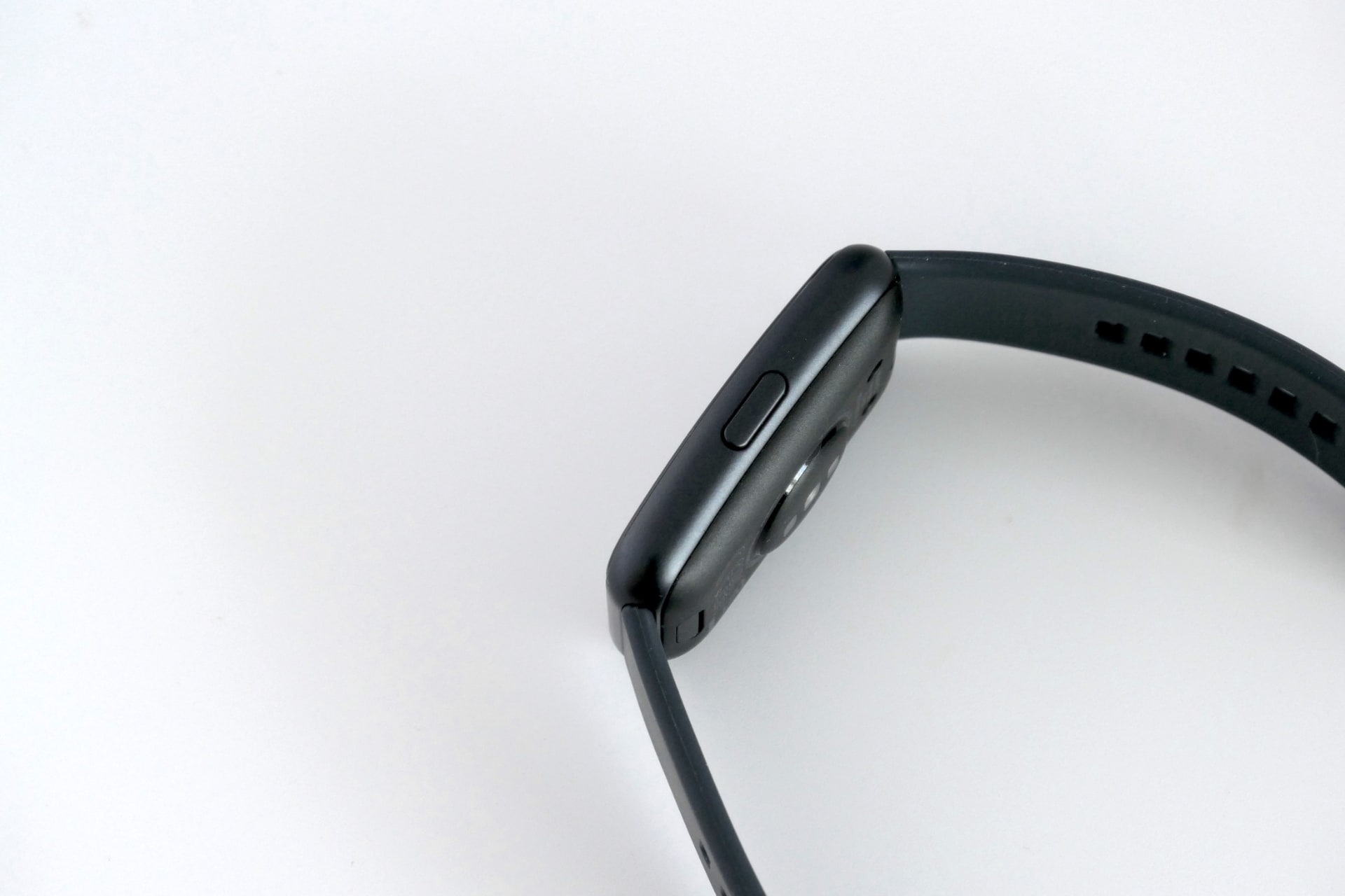 右側面にサイドボタンを搭載。ケースの素材は耐久性ポリマーで、ベルトはシリコン製。ベルトを含む重さは36g（筆者の計測値）