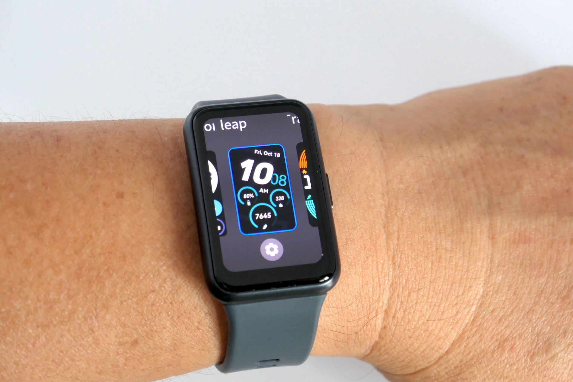 画面を長押しすると文字盤デザインを変更できる