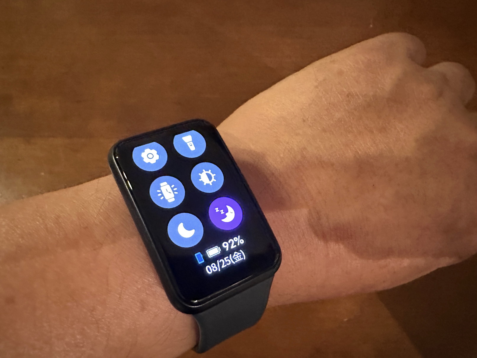 画面が暗くなり、着信・通知の振動などがオフになる「スリープモード」も備えている