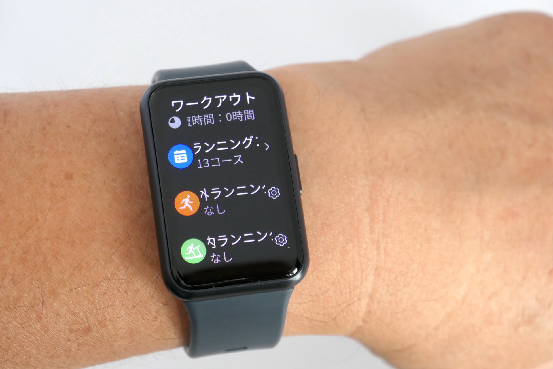 十分すぎるほどのワークアウトモードを搭載し、素早く起動できる。5ATMの防水対応で、水泳モードも搭載