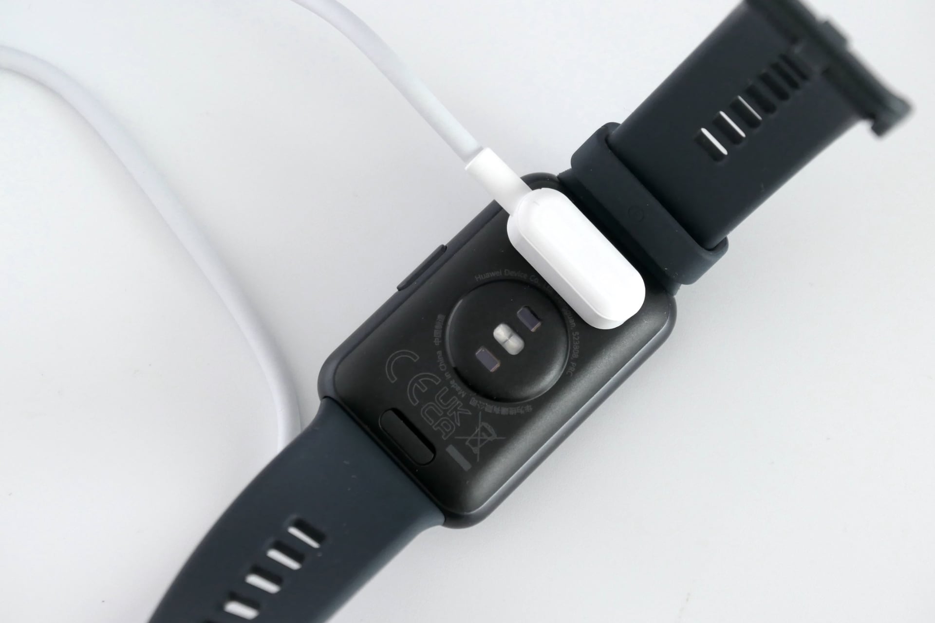 充電には同梱のケーブルを使用。マグネット式でしっかりと装着できる