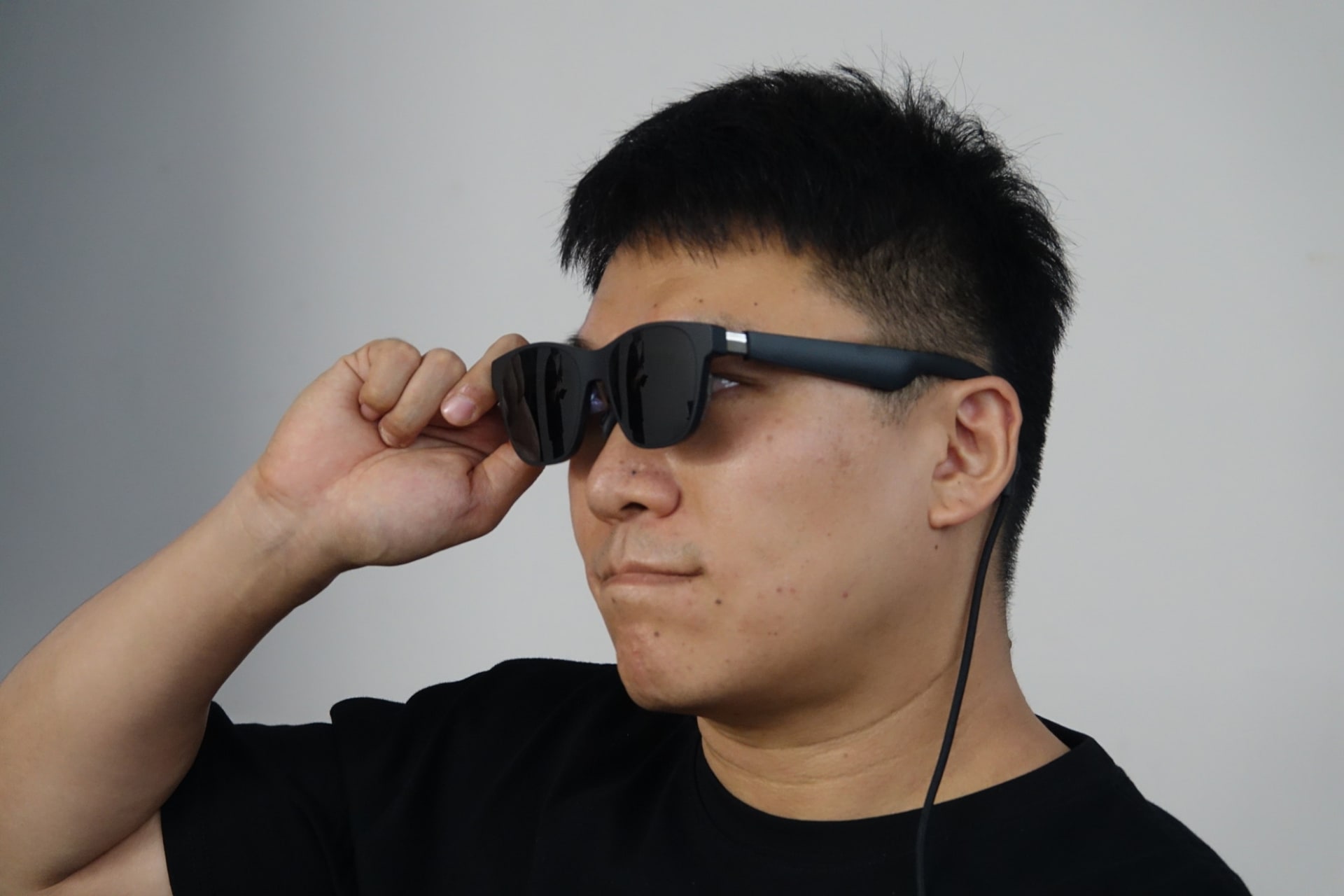 調光機能を実演するXREAL創業者兼CEO チー・シュー氏