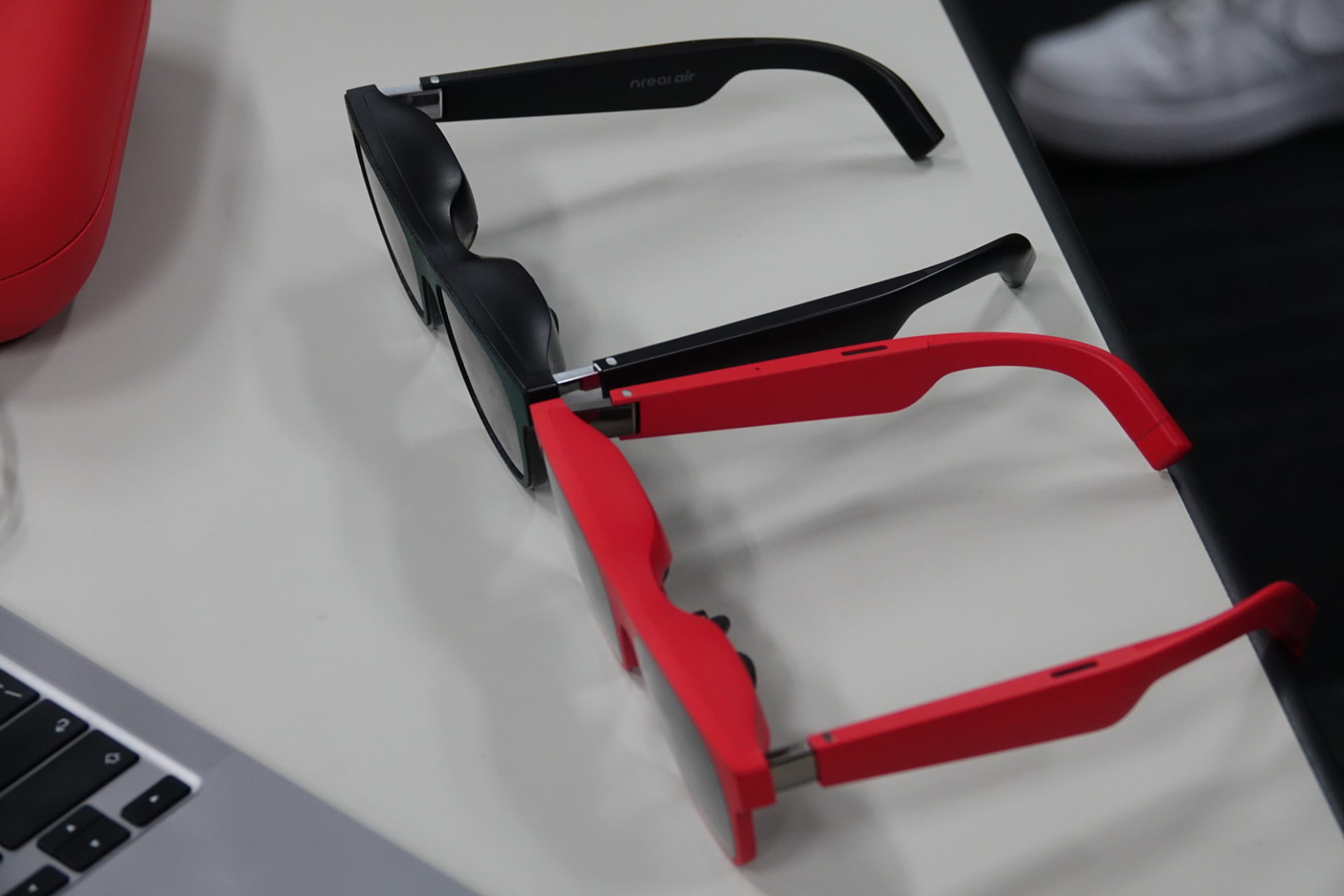 奥の先代モデルと比較して、手前の「Air 2」（レッド）の方が薄型化されている