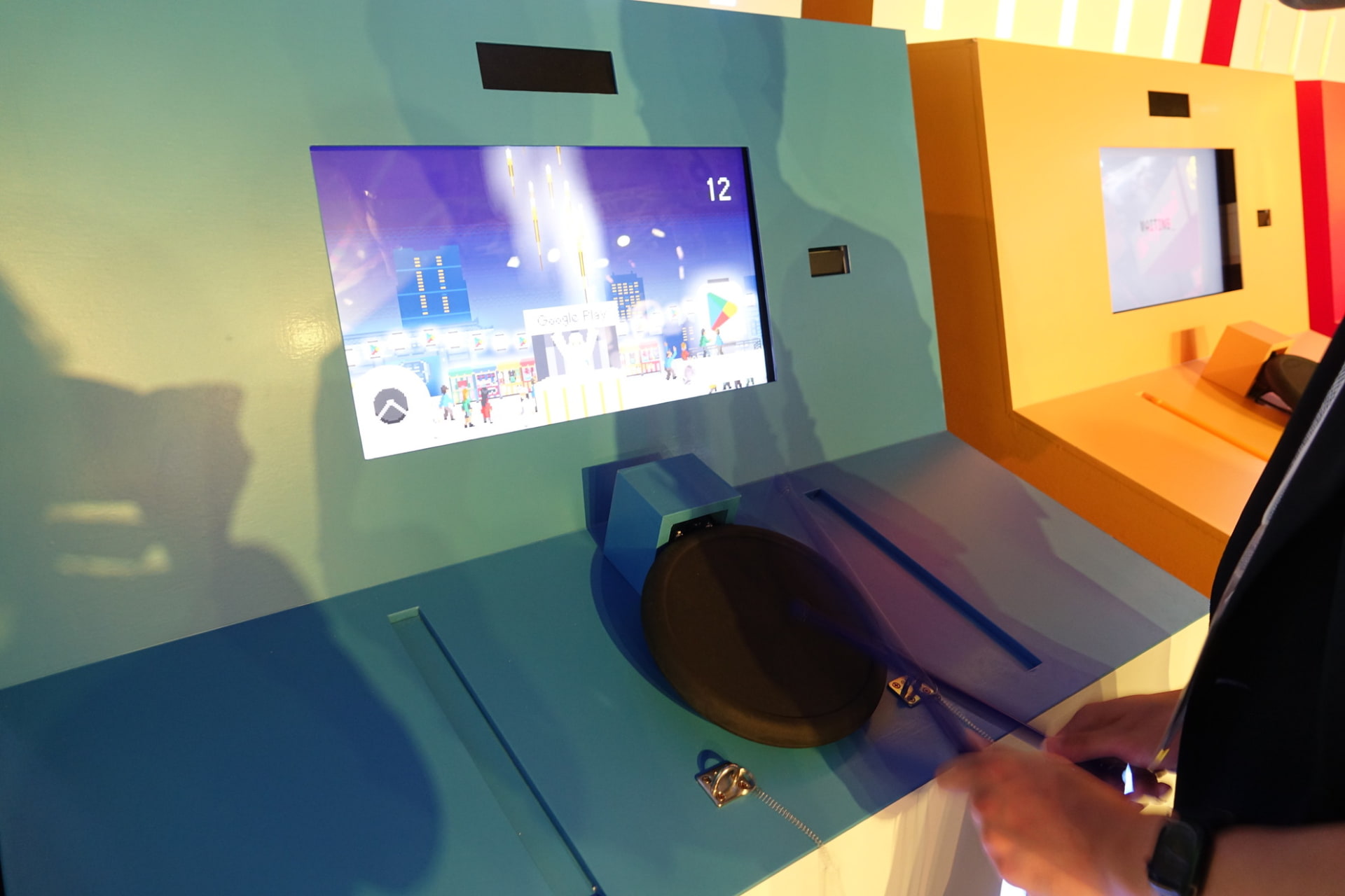 太鼓を叩いて花火を打ち上げる