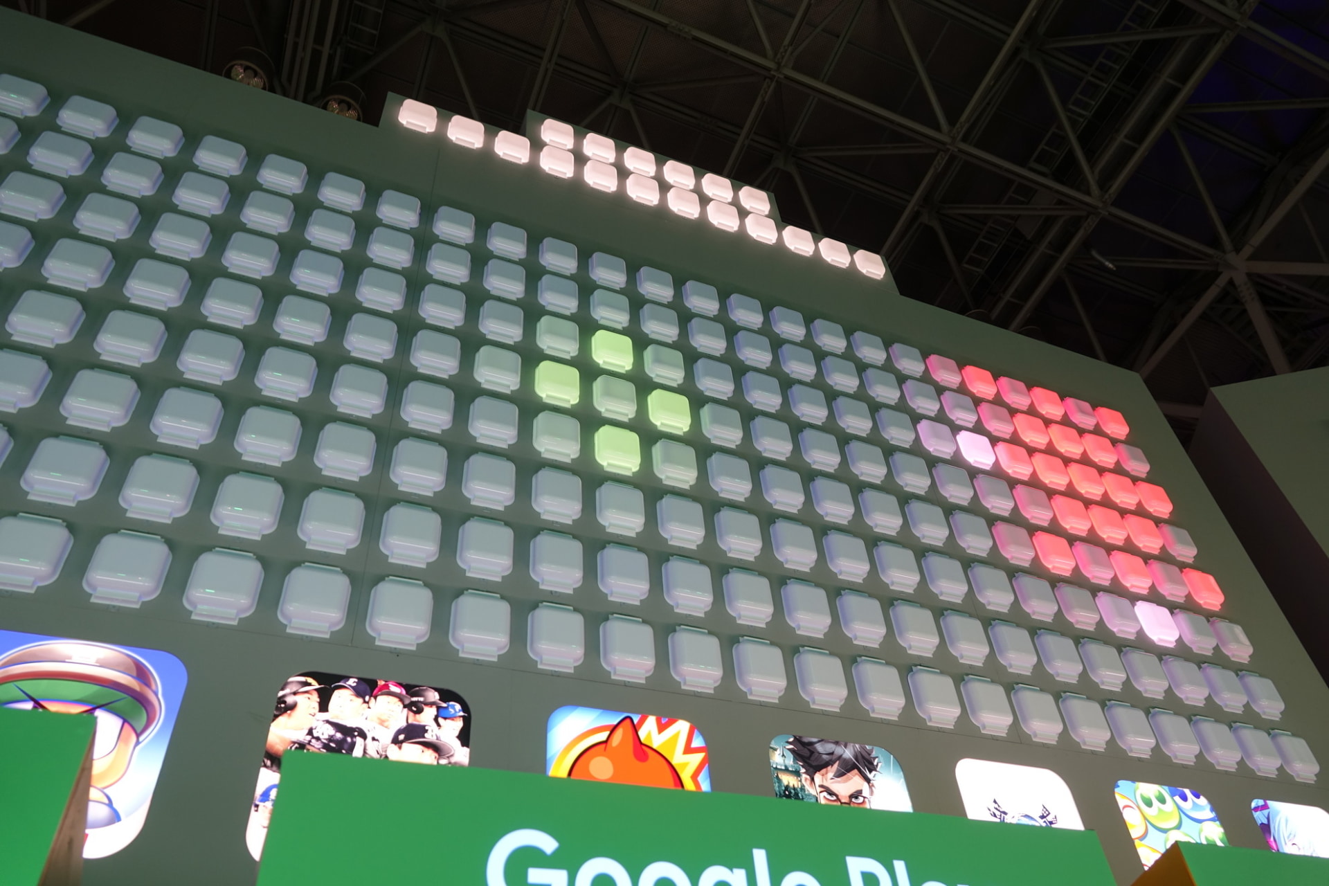 アトラクション上部に花火が打ち上がる