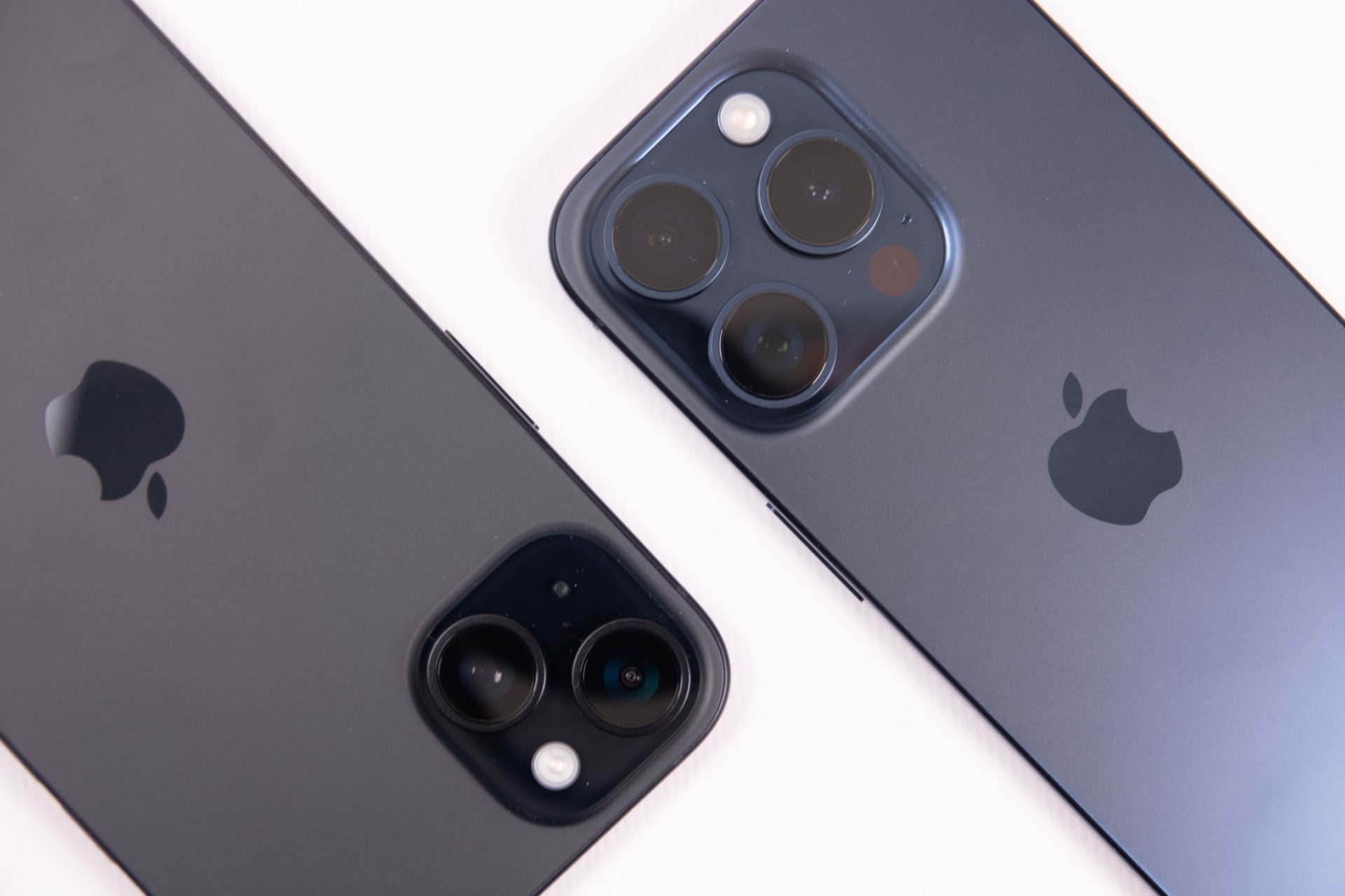 iPhone 15 Plus（左）とiPhone 15 Pro（右）のカメラ