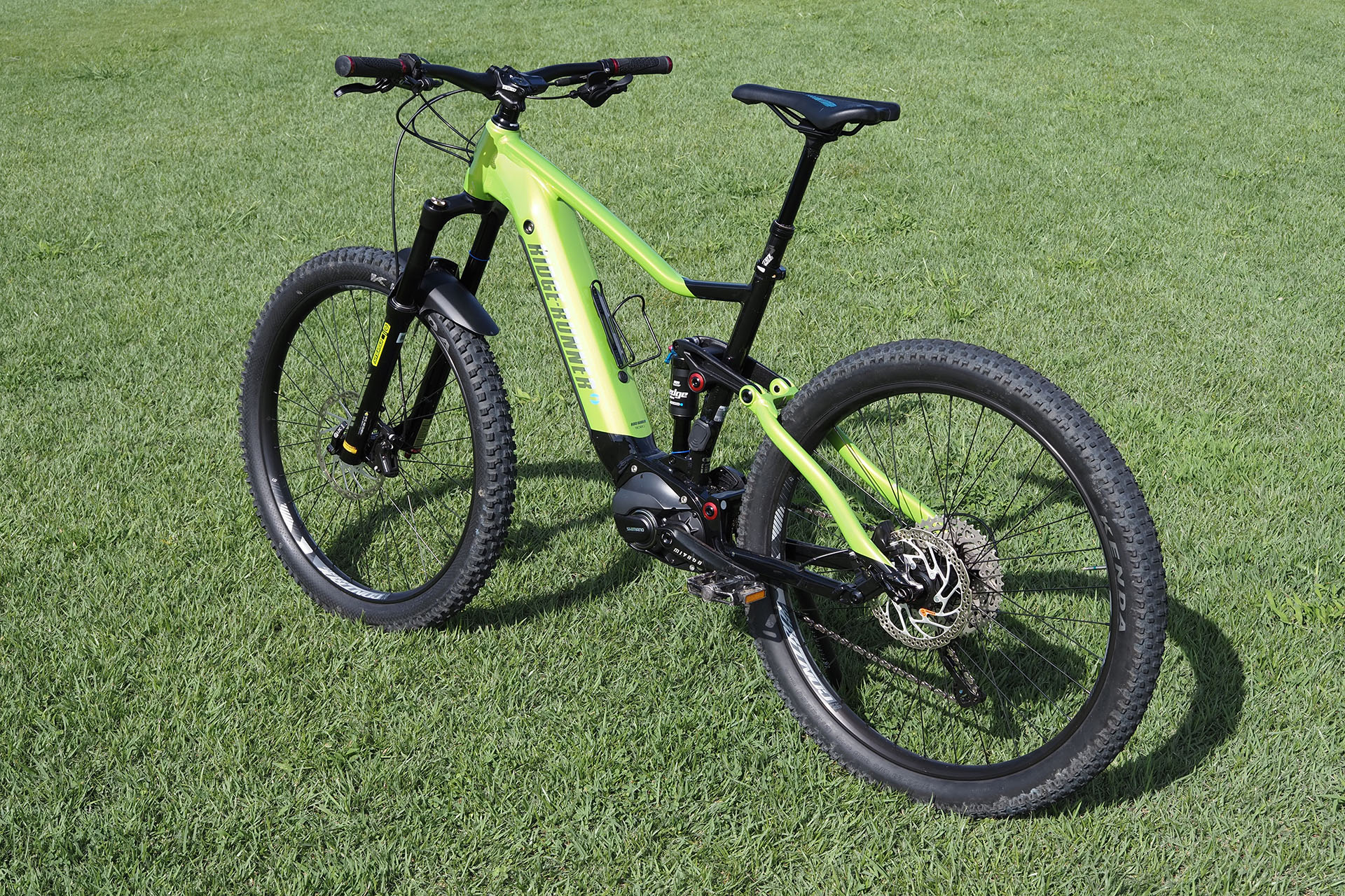 芝生に自転車。ちょっと寂しいので、猫を合成してみよう。