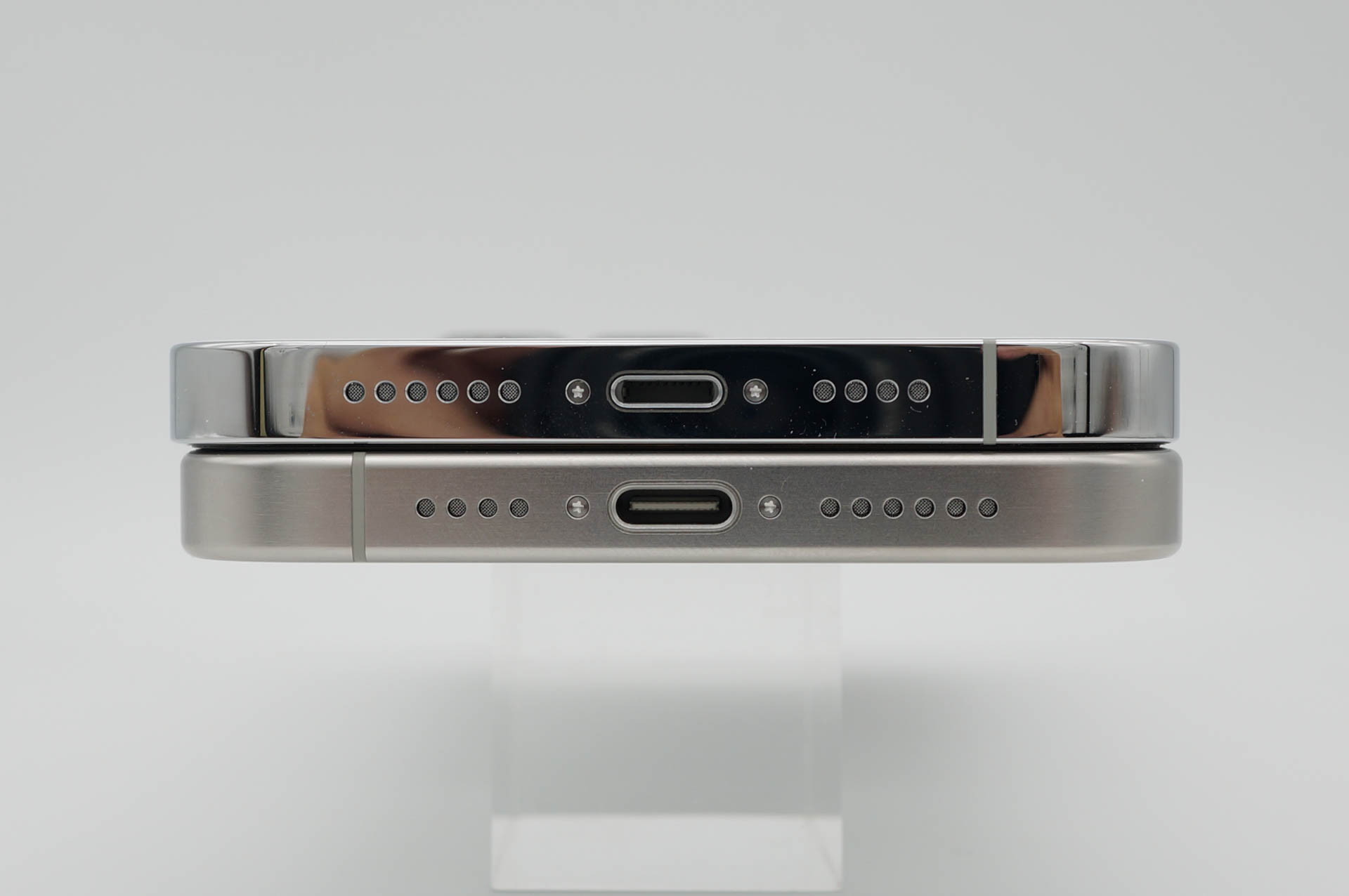 iPhone 14 Pro Max（上）とiPhone 15 Pro Max（下）。若干だが細く・厚くなっている