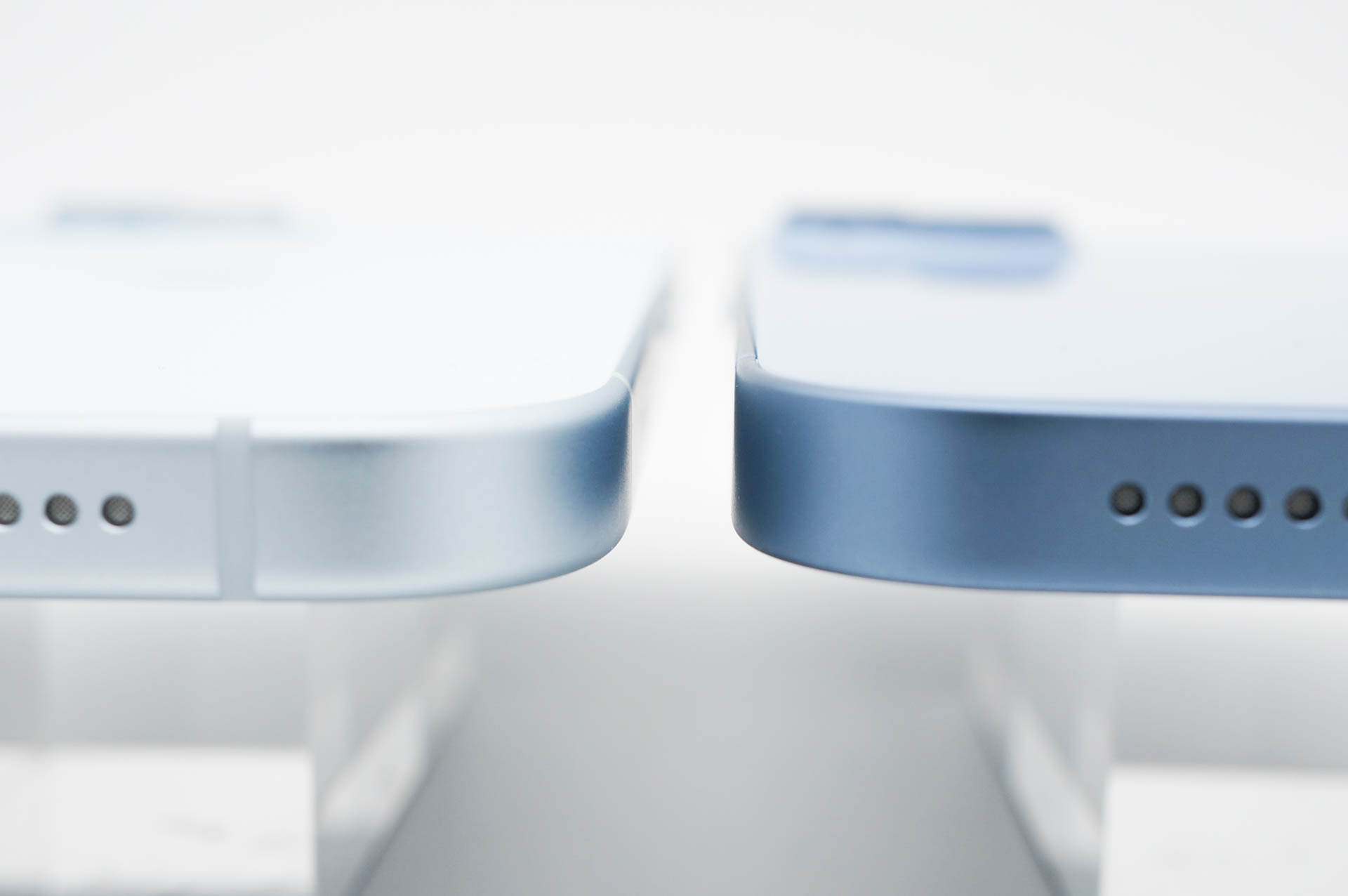 iPhone 15（左）とiPhone 14（右）。側面の仕上げは同じだが、Proモデル同様に面取りは大きくなっている