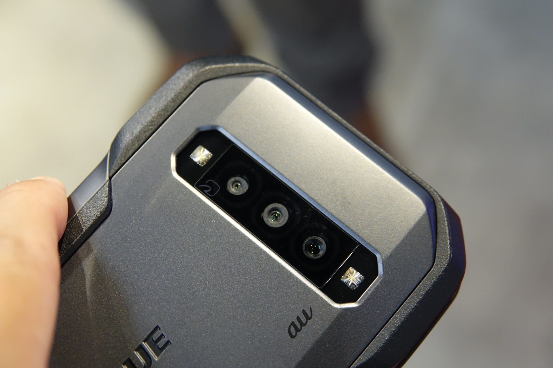 背面の3眼カメラ。左右両端にはデュアルLEDライトが備わっている