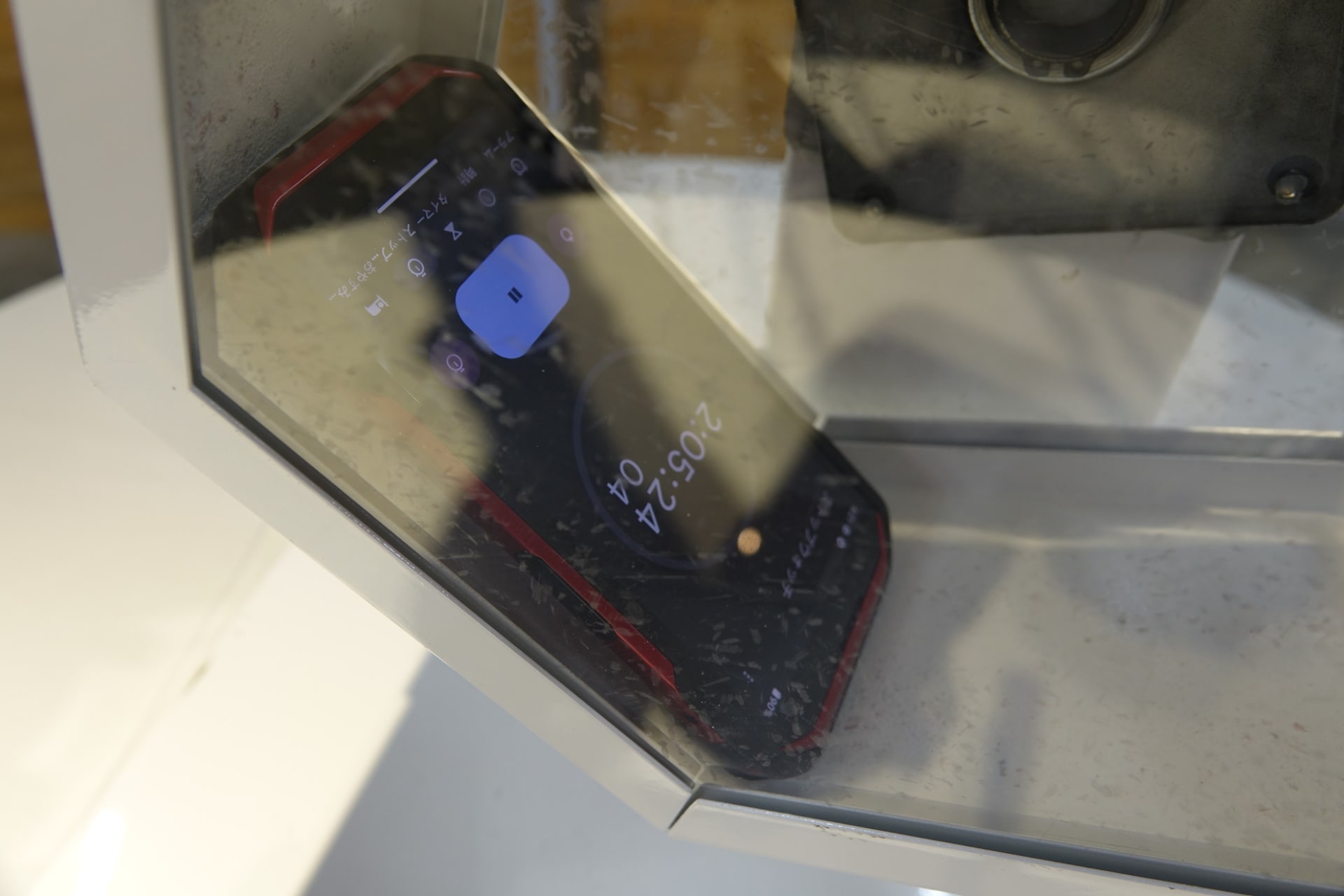 実際の耐久試験をイメージしたもの。実際は、これよりも大きな装置で耐久試験を行うという