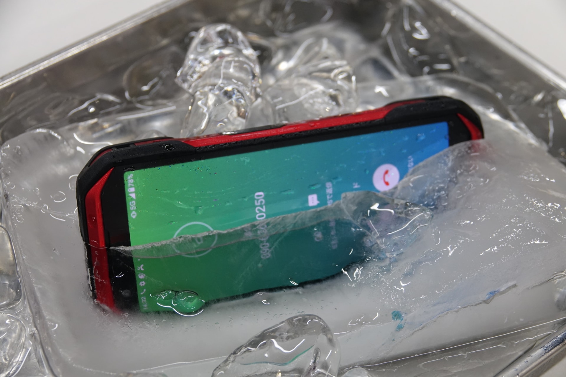 氷漬けにされても動く「TORQUE G06」