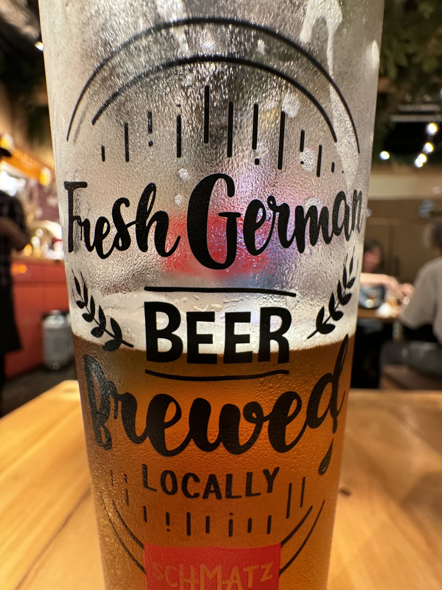 「マクロ撮影コントロール」をオンにすればビアグラスもご覧のとおり。泡の後や水滴までクリアに描写してくれた。超広角カメラなので迫力のある絵が楽しめる。