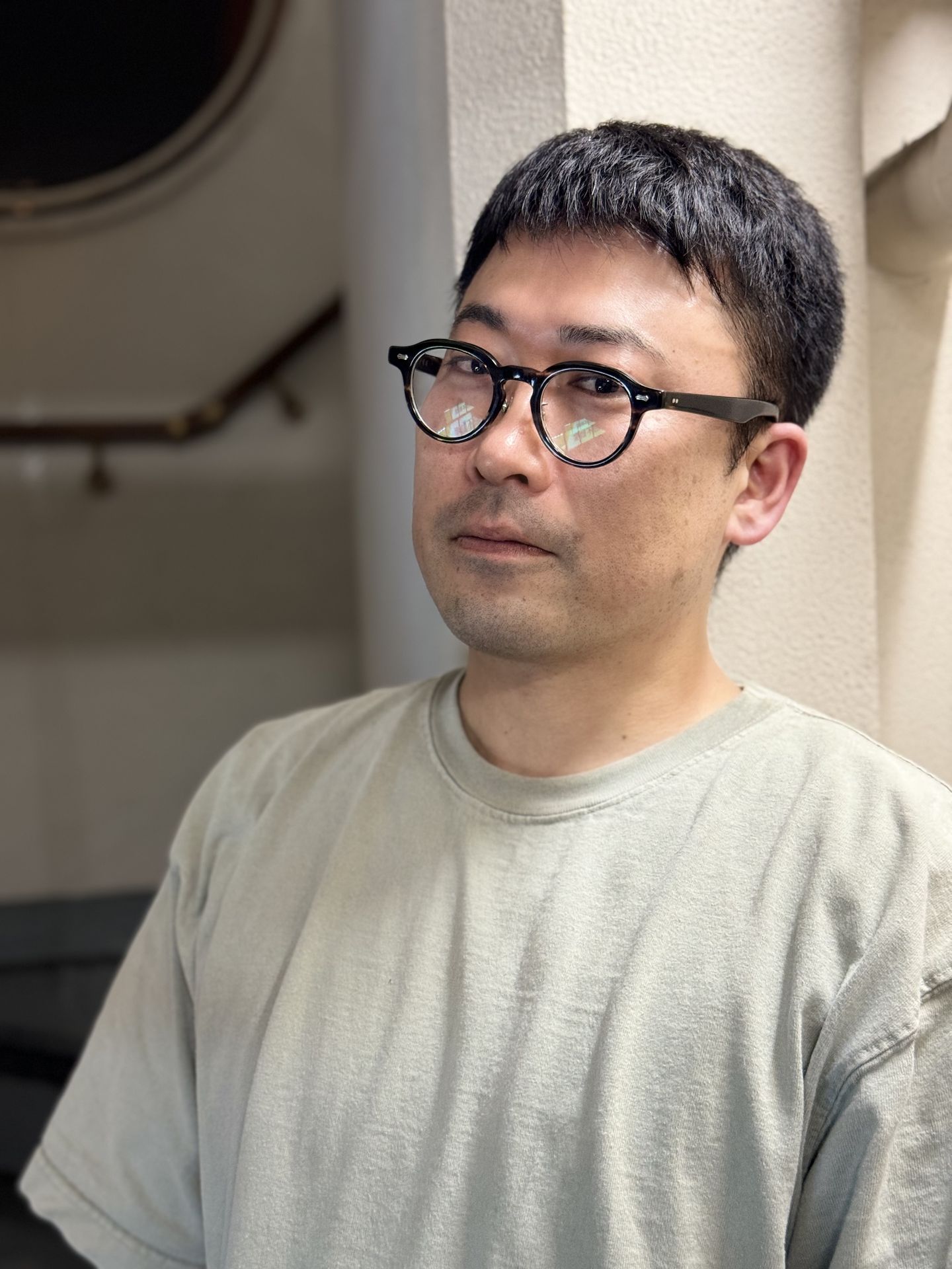 酒場で会う知人を2xポートレートモードで。頬の境界がやや直線的に感じるが髪の周辺部はいい感じに切り抜かれている。肌やTシャツのディテール、メガネ周りの描写はとてもいい印象だ。