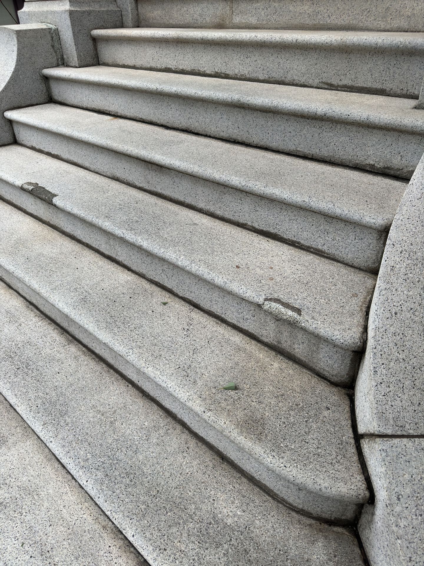 48MP HEIFはさすがの解像感である。歴史的建築物の階段を撮ったが、そのディテールを余すところなくキャプチャーできた。石材の感じからすり減った表面まで実に見事。しかし1枚約20MBという大きなデータとなる。24Mモードだと約6MBとなる。