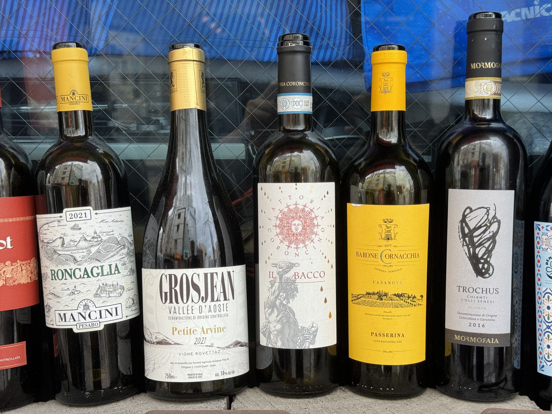 メインカメラ（2x）の写りは優秀だ。ピクセルビニングの威力でボトルの立体感、エチケットの精細感、全体の色再現性が見事である。