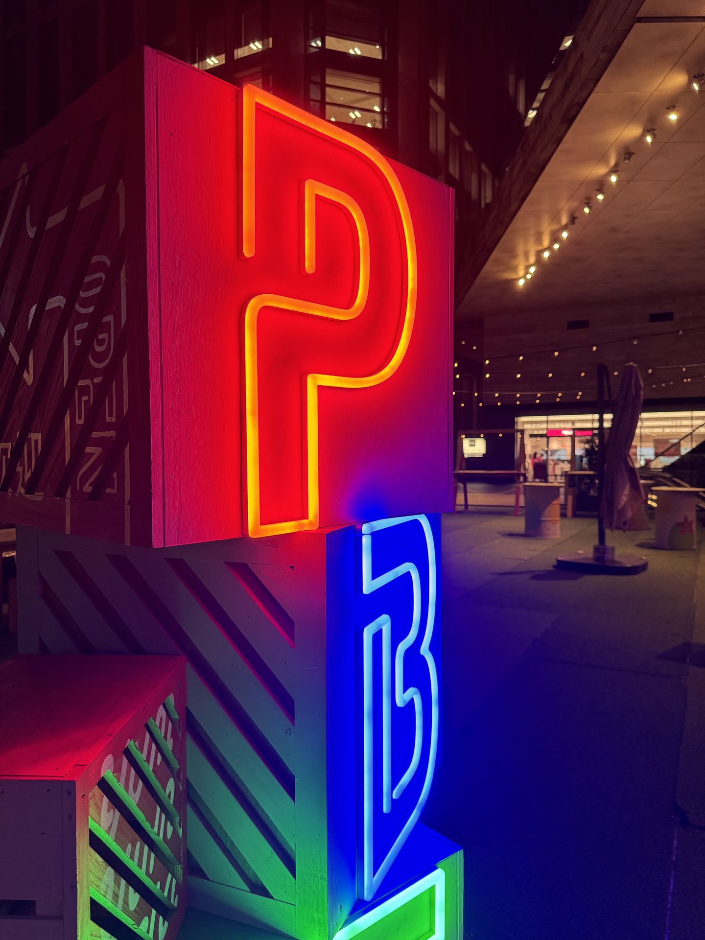 前モデルから明るい都内ではなかなかナイトモードが発動しなくなったので夜間撮影には苦労させられる（笑）。カラフルなネオンサインを撮ったが、ややコンピュテーショナルフォトグラフィーっぽく仕上がった。輝度の差が何となくわざとらしい。