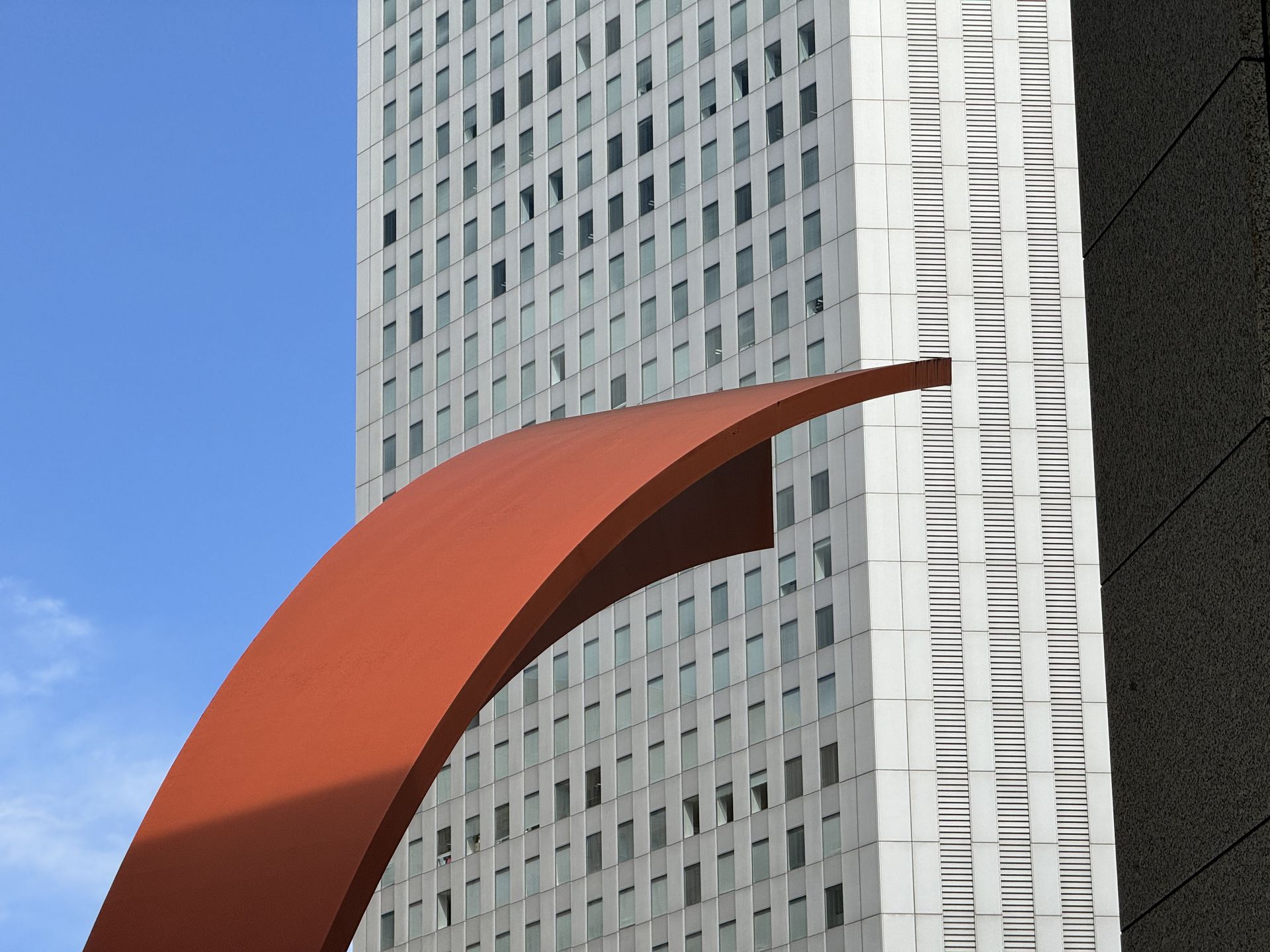 5倍120mm相当から最大25倍667mm相当のデジタルズームもできる。画質はイマイチだがいざという時には便利だろう。8倍付近からフレーミング用の小さなウィンドウが表示されて撮影をアシストしてくれる。