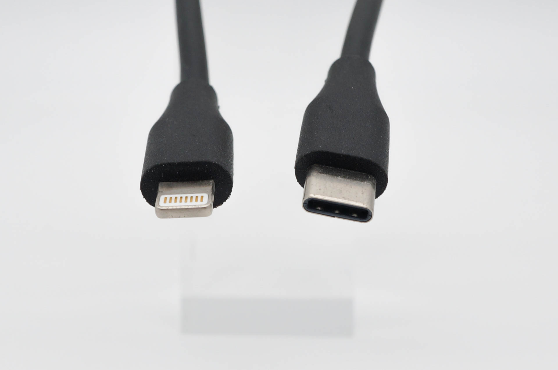 LightningとUSB-C。Lightningの方がちょっとだけ小さい