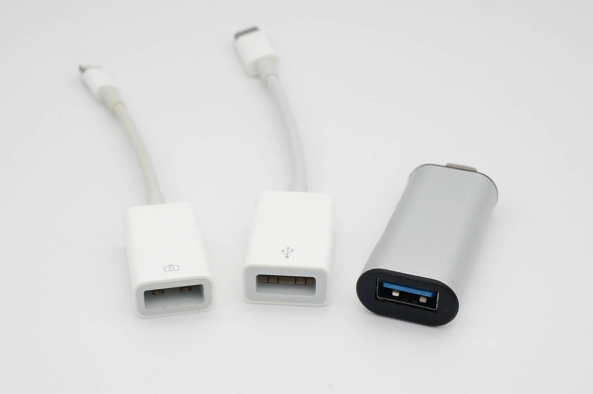 LightningのUSBアダプター（純正品）。デジカメ接続目的の製品だが、キーボードとかも普通に使える