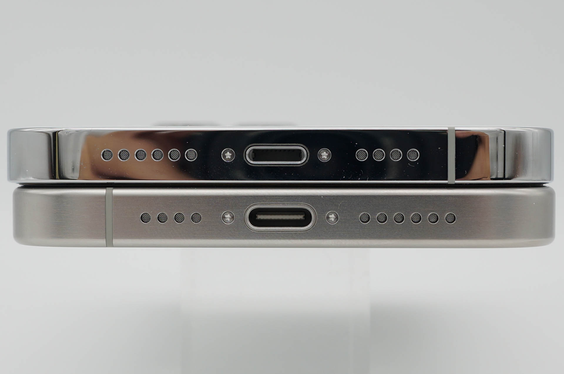 USB-C採用のiPhone 15 Pro（下）とLightning採用のiPhone 14 Pro（上）