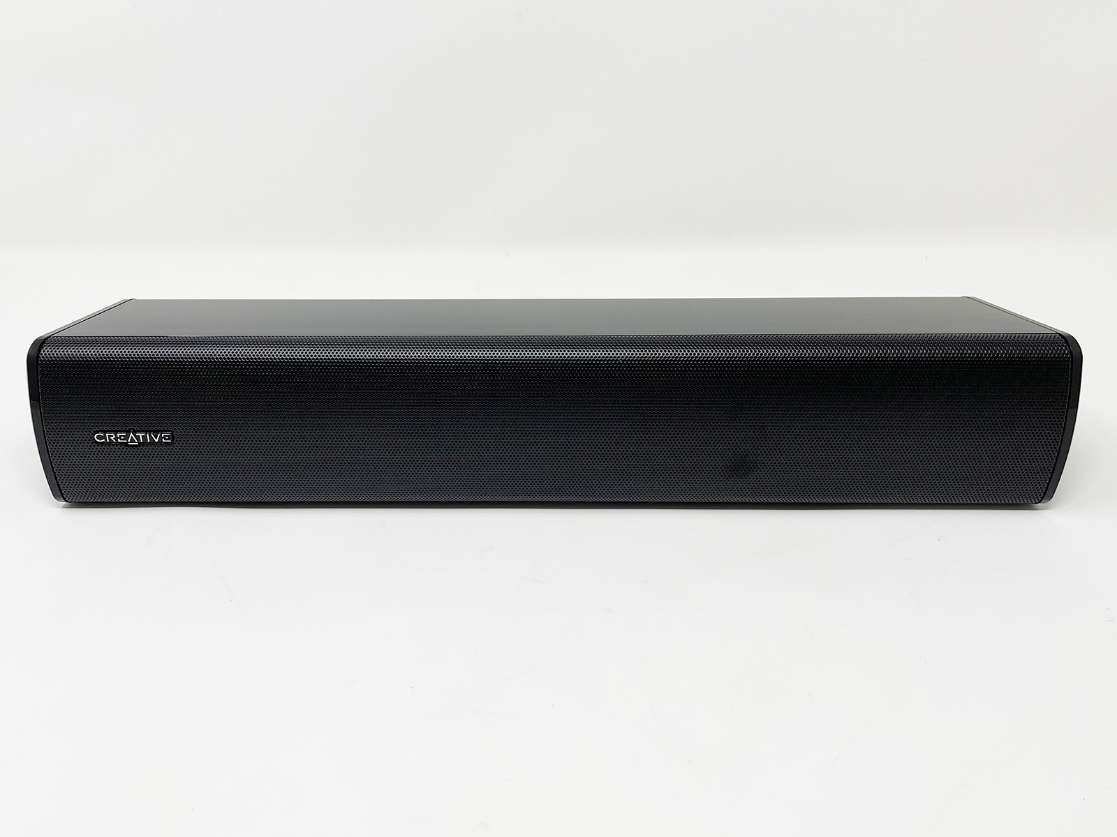 「Creative Stage Air V2」。約40cmほどのパソコン用サウンドバーです