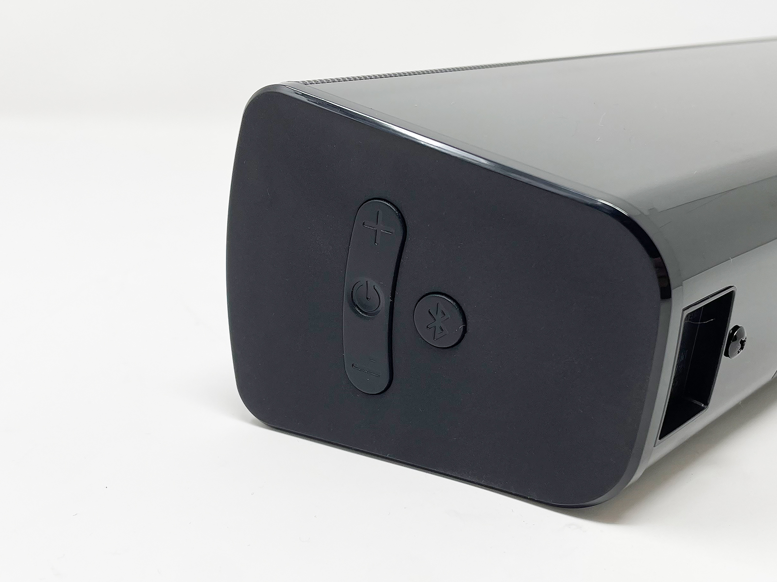 操作パネルは電源ボタンと音量の上下、およびBluetoothのみ。リモコンは付属しません。電源ボタンを押すと入力系統を切り替えられます