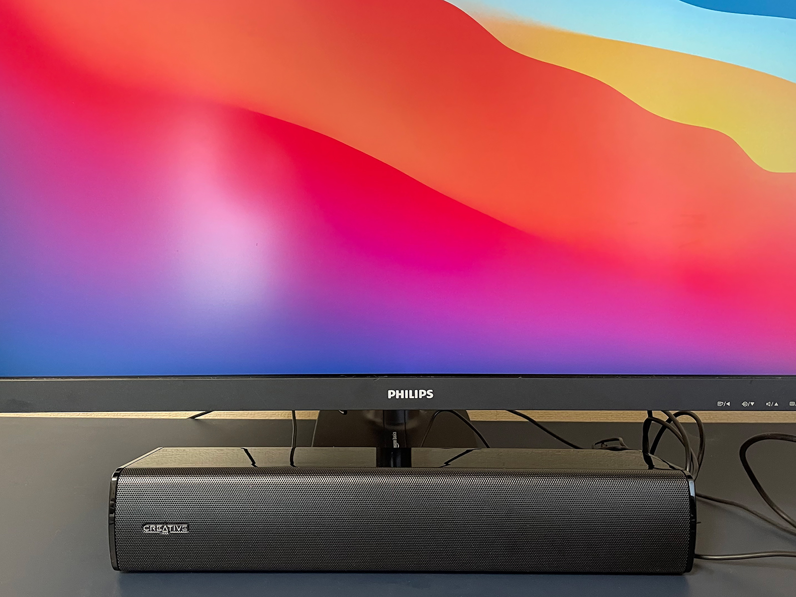 設置の様子。筆者の27インチディスプレイの下にすっぽり収まるサイズです