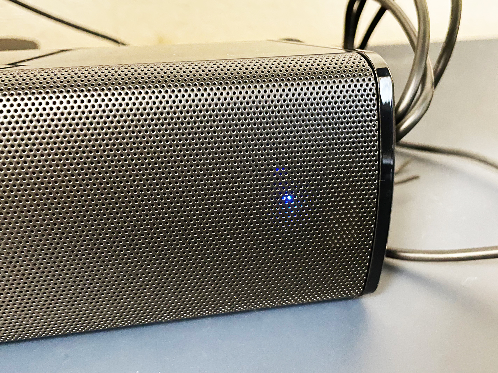 LEDランプの色で現在接続している系統を示しています。分かりやすく青はBluetooth