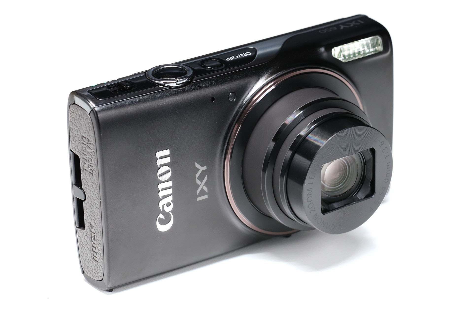 撮影時はこのようにレンズがせり出す。望遠撮影時はさらに伸びるが、そーんなに長くは伸びない。