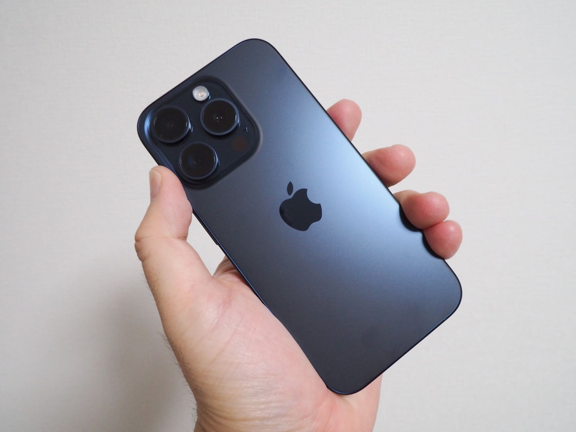 端子がUSB Type-Cになることに加え、手ごろなサイズ感で望遠レンズがあることから、iPhone 15シリーズは「iPhone 15 Pro」を購入することに